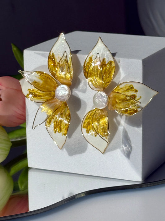 aros flor dorada grandes y livianos con cristales checos