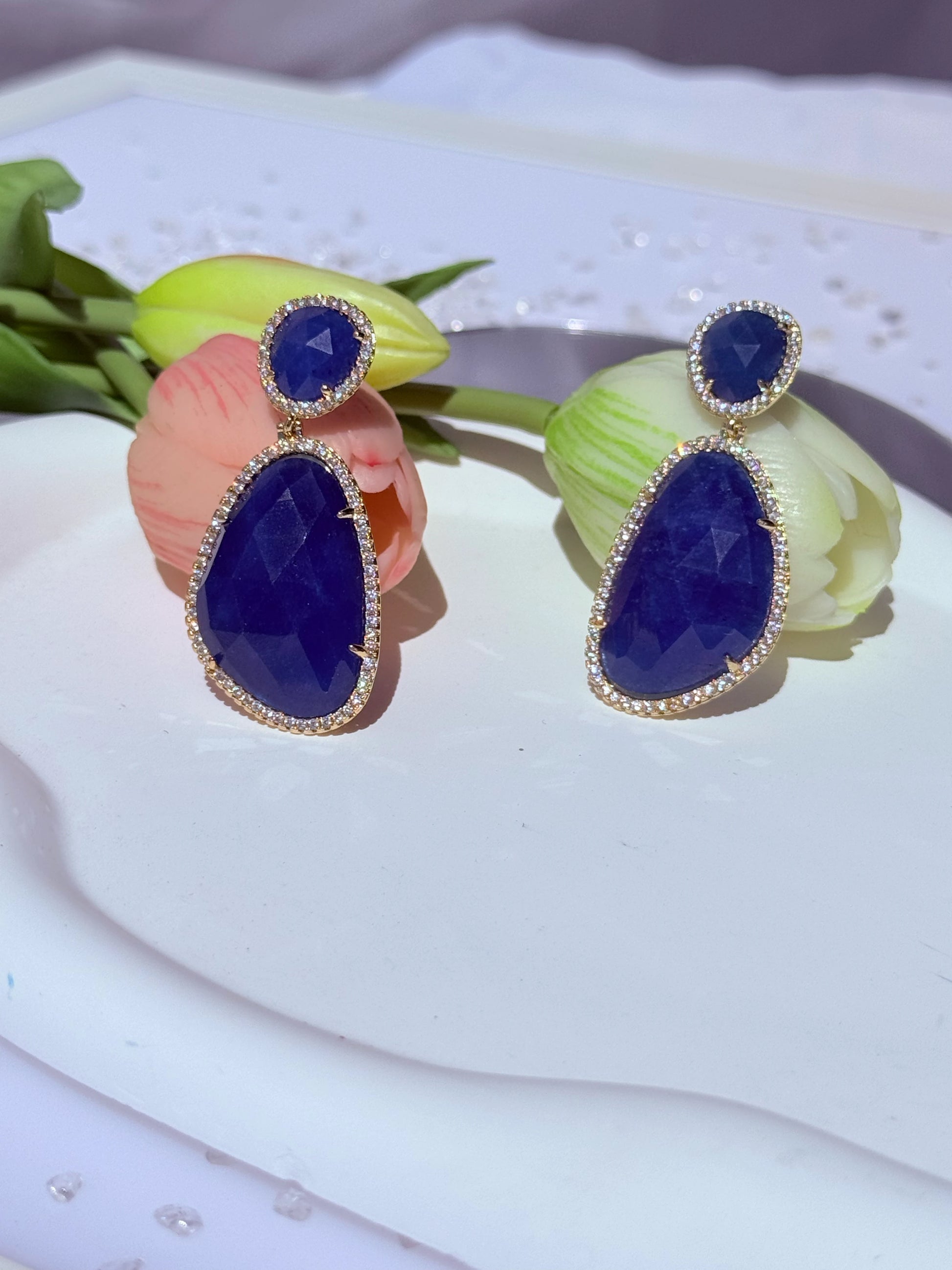 aros piedra azul con borde de circones joya femenina
