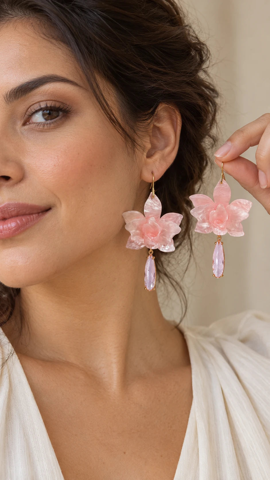 Aros flor de acrílico rosa pastel con gota de cristal y baño de oro