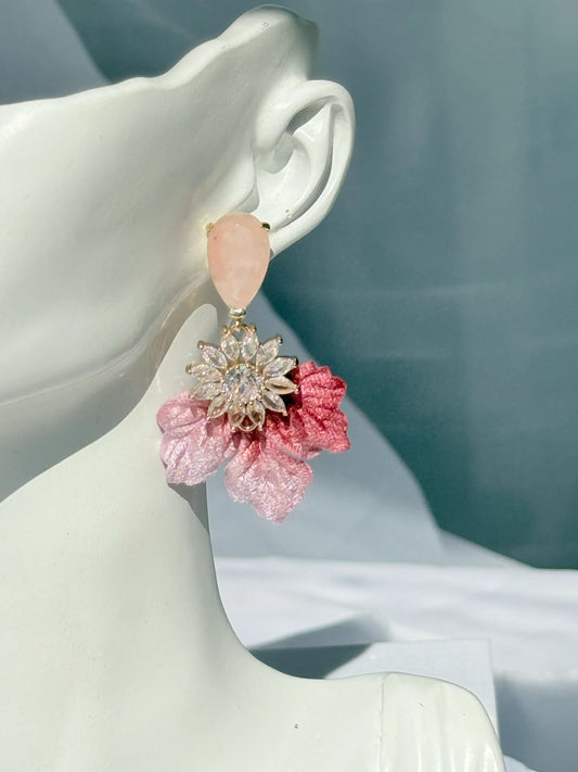 Aros hojas de terciopelo rosa con flor de circones y cuarzo rosa
