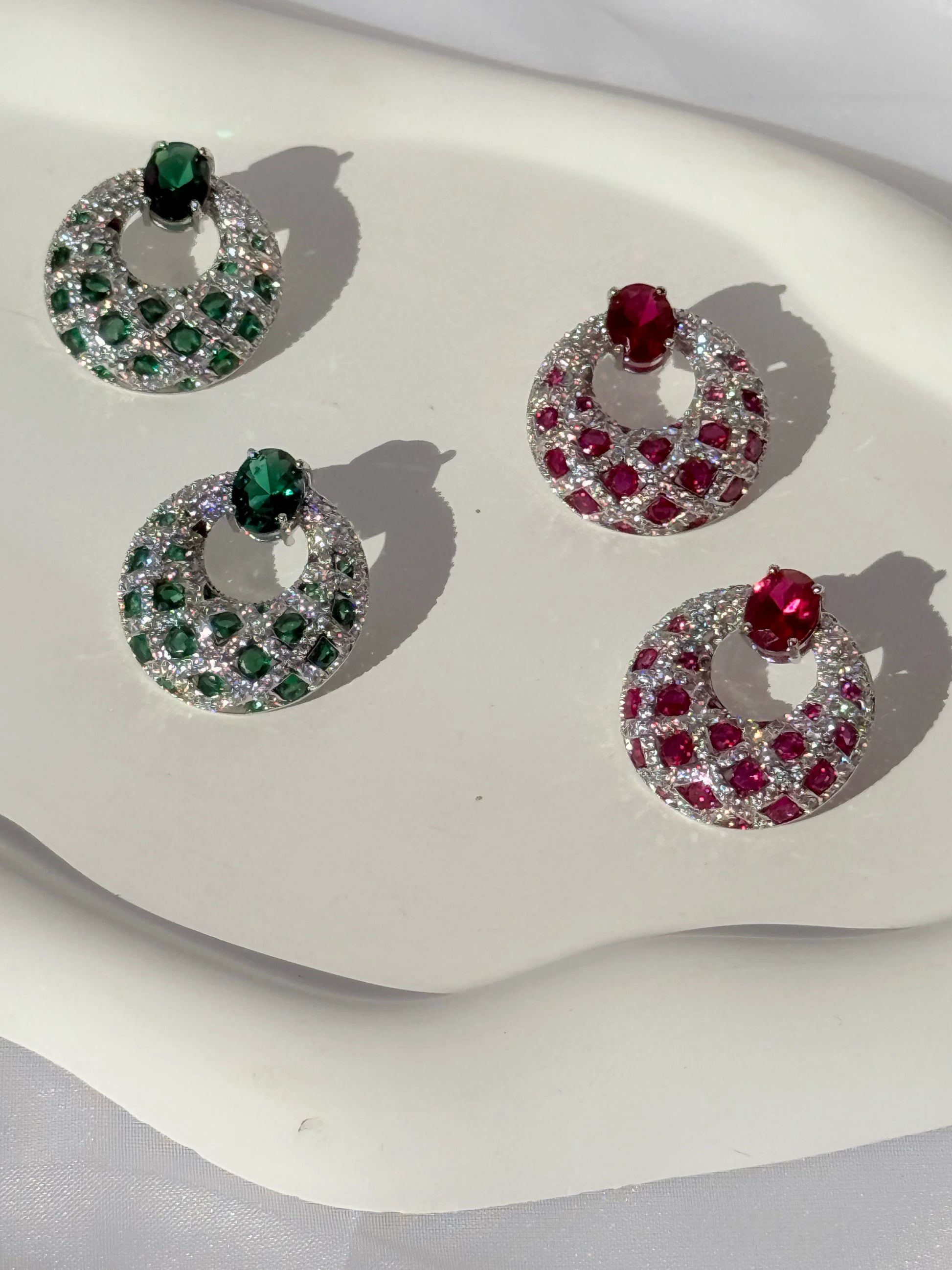 Aros circones rojo rubí  verde esmeralda y traslúcidos plata 925 bañado en rodio hipoalergénico 