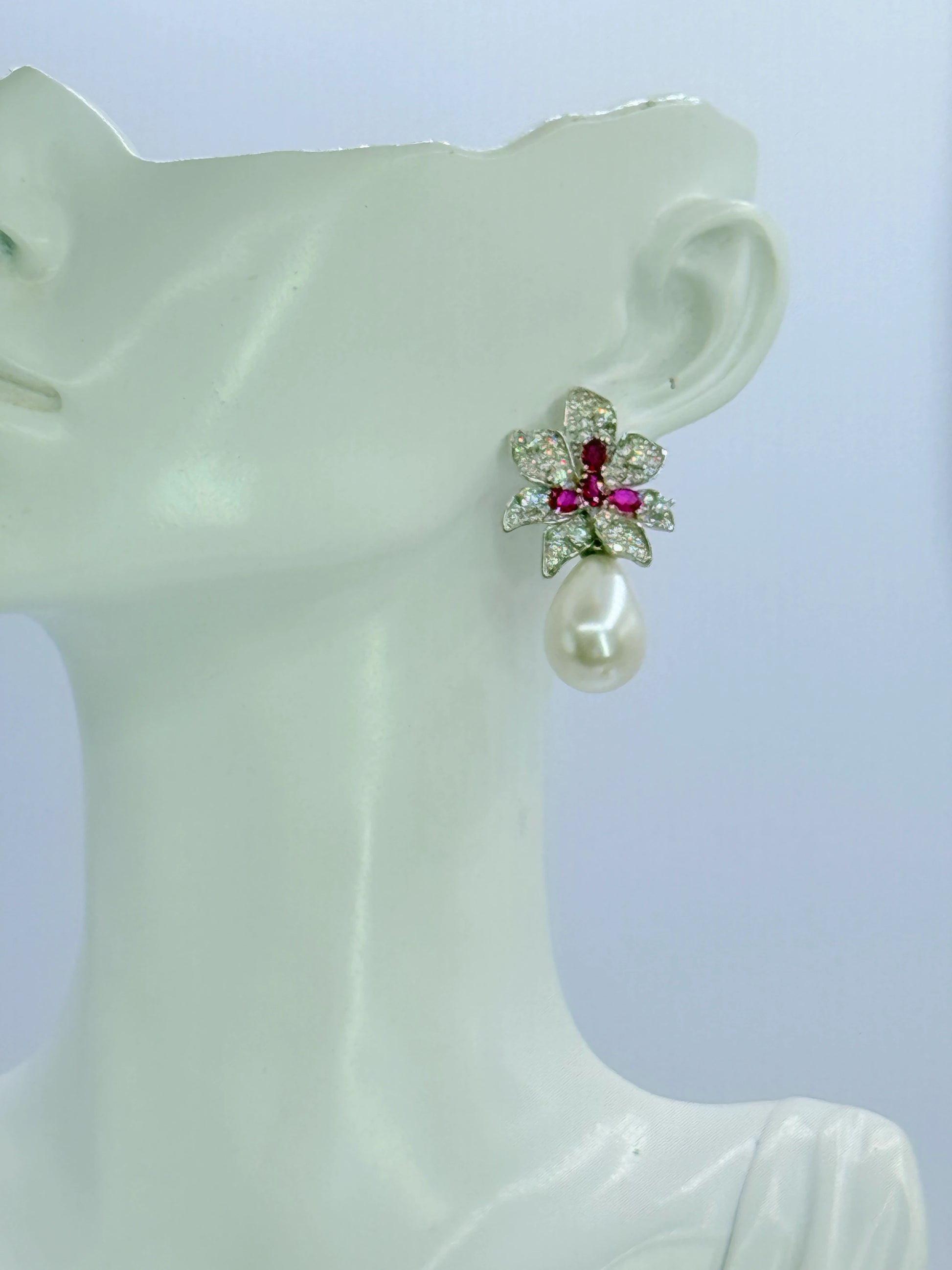 aros fiesta flor con circones fucsia y perla shell