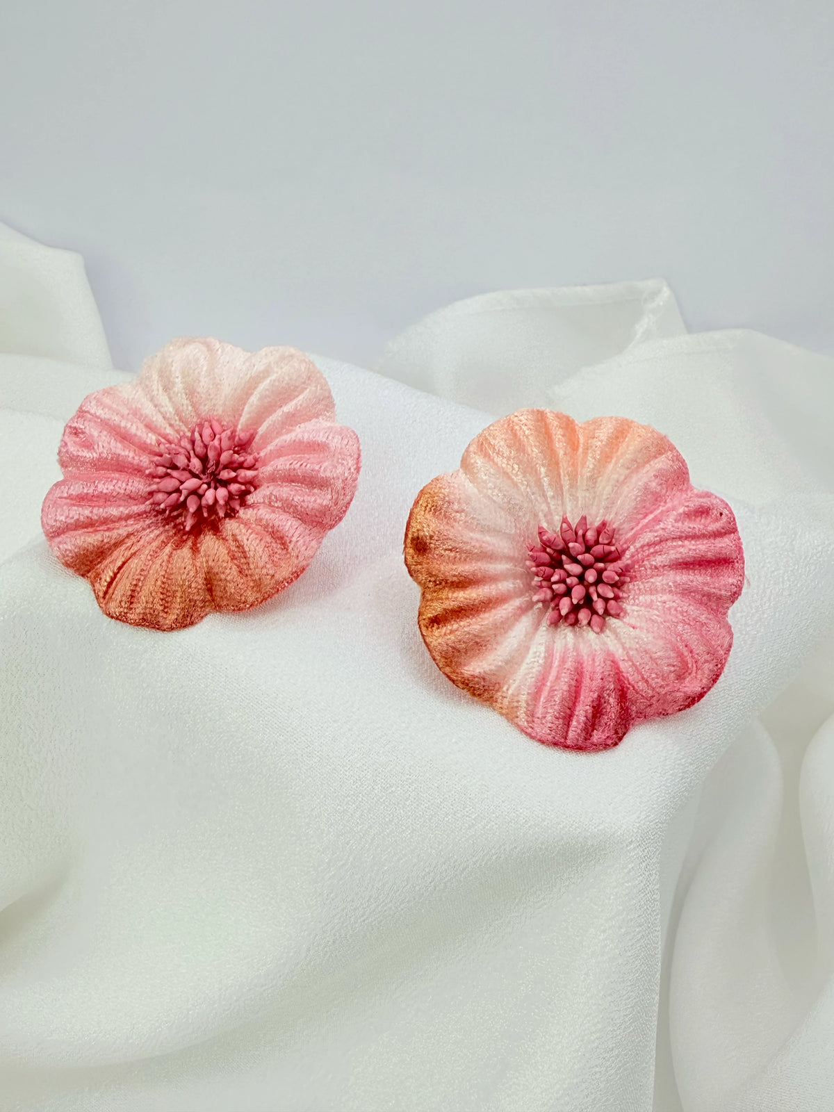 Aros maxi flor de terciopelo degradé rosa pastel, grandes y livianos