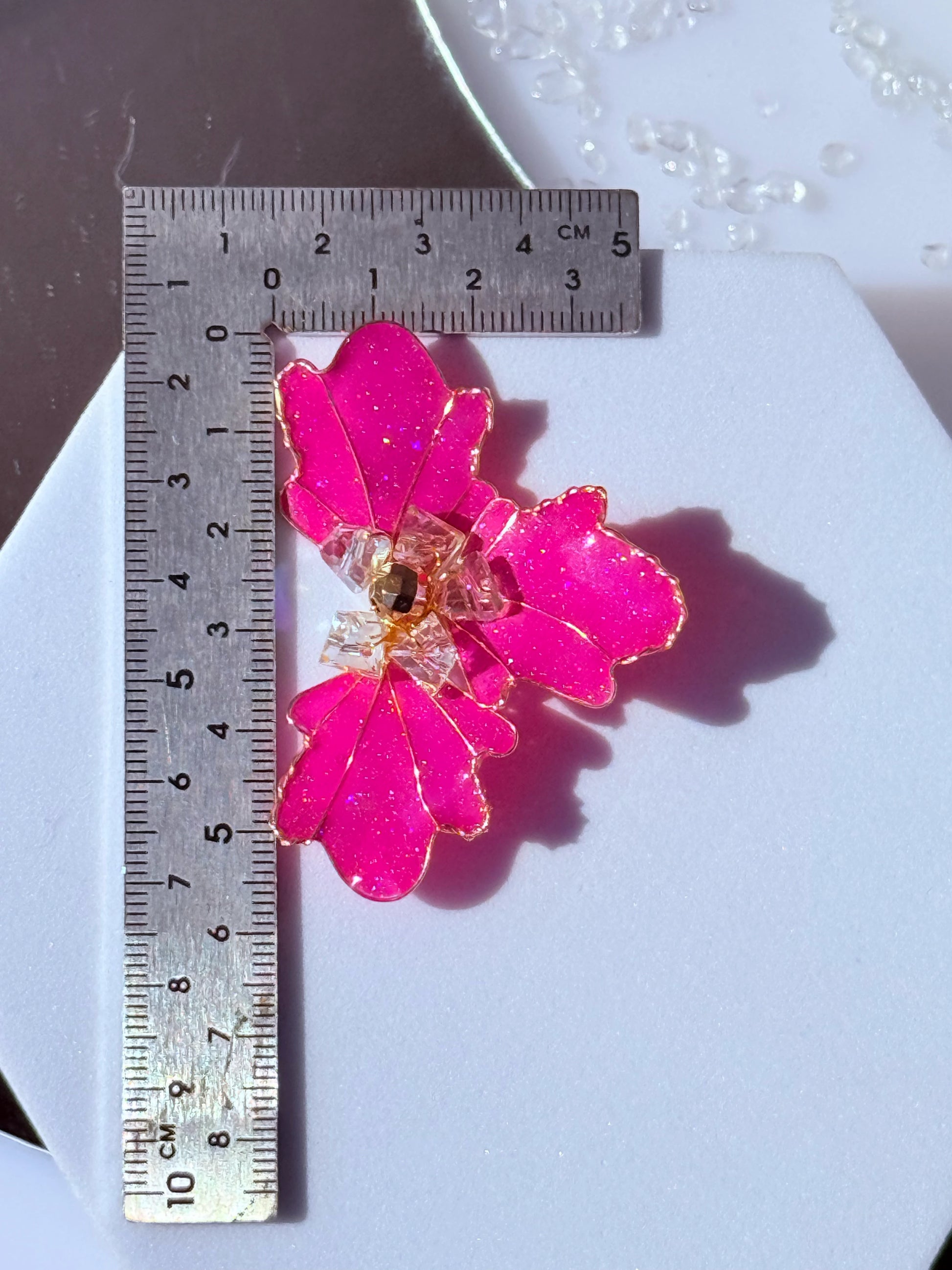 Aros Flor de cristal color fucsia con destellos