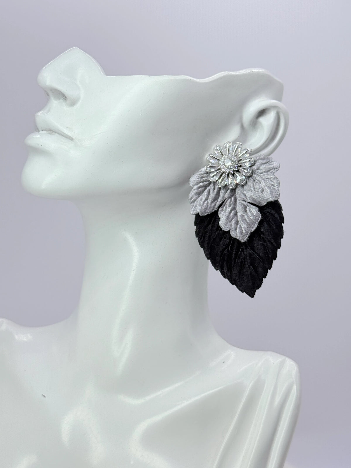 Aros doble hoja de terciopelo gris y negro con flor de circones