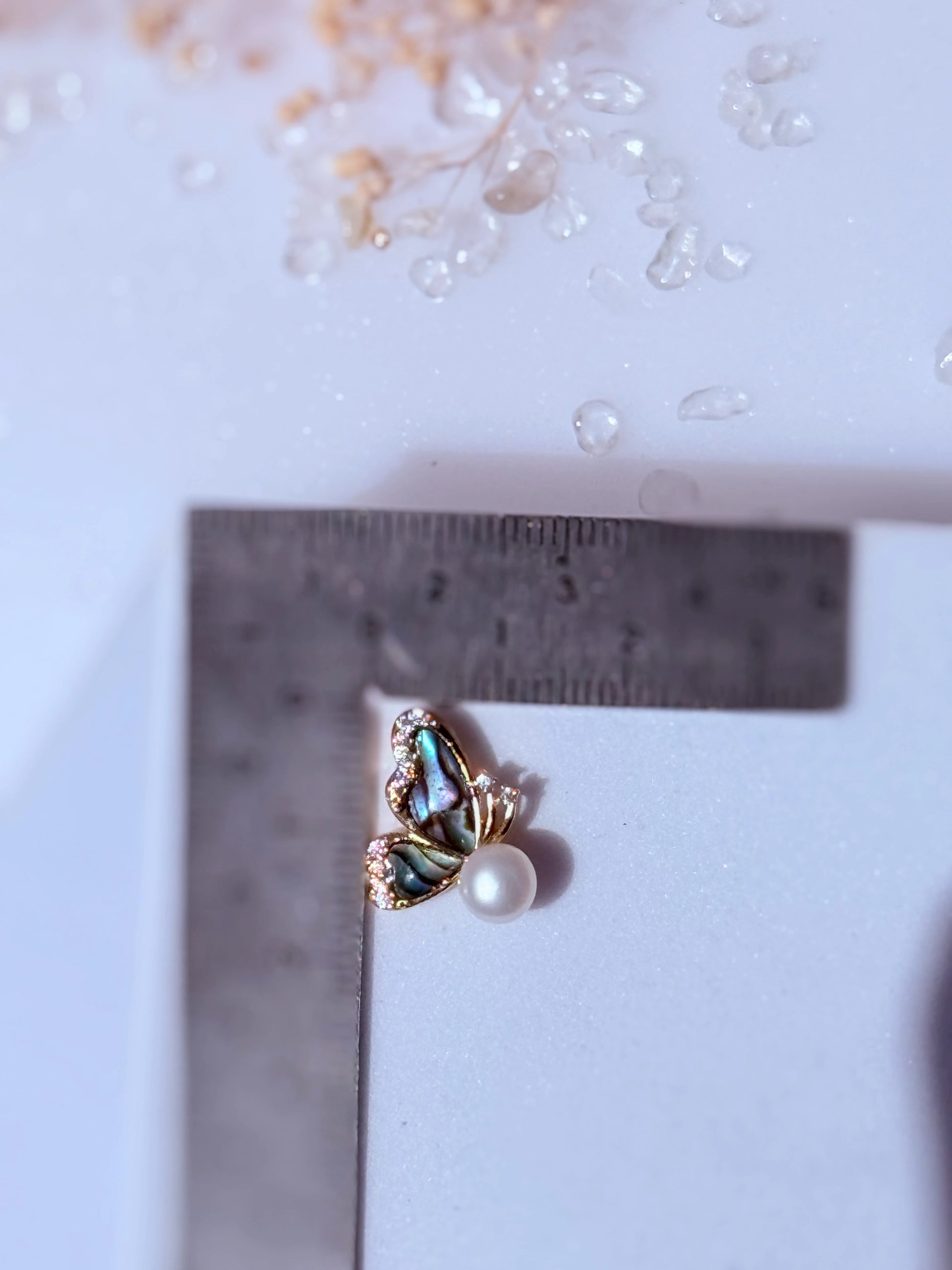aros mariposa nacar con perla natural tamaño 1,5 cm joyeria elegante mujer