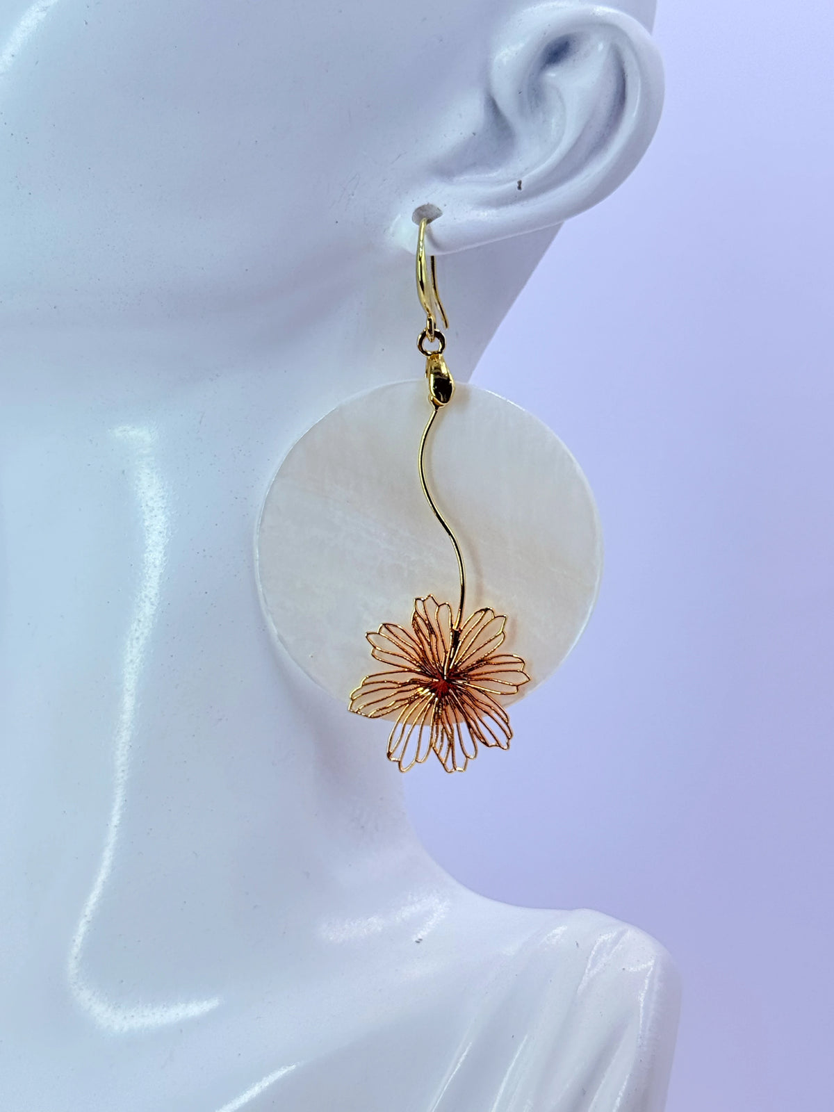 Aros disco de nácar con flor calada dorada
