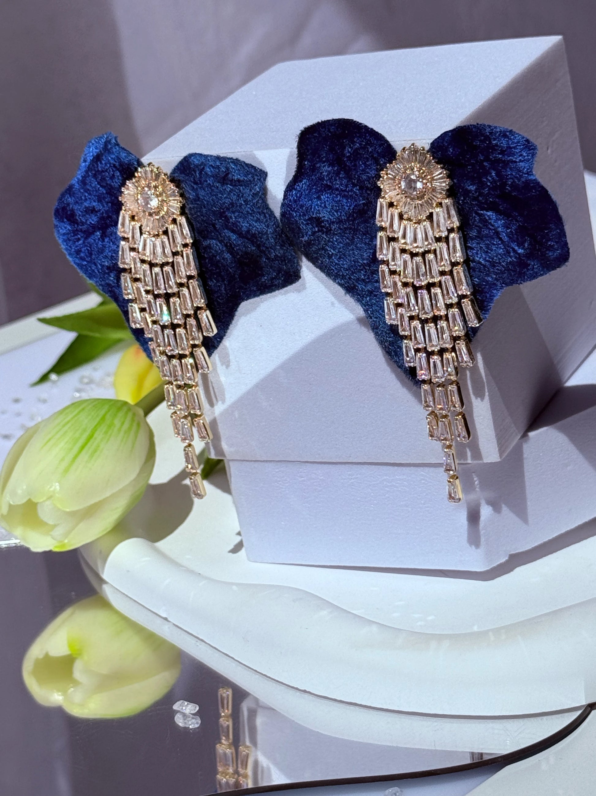 aros terciopelo azul con cascada de circones bañados en oro Diseño exclusivo aros de autor