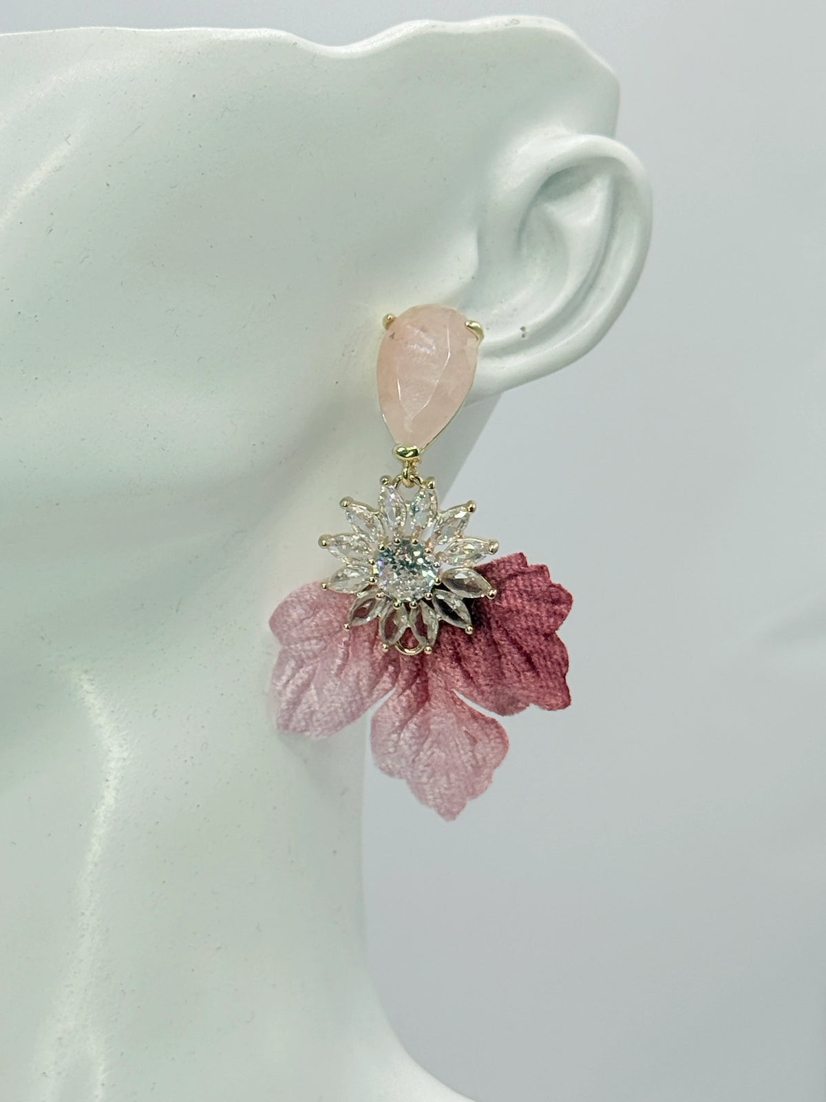 Aros hojas de terciopelo rosa con flor de circones y cuarzo rosa