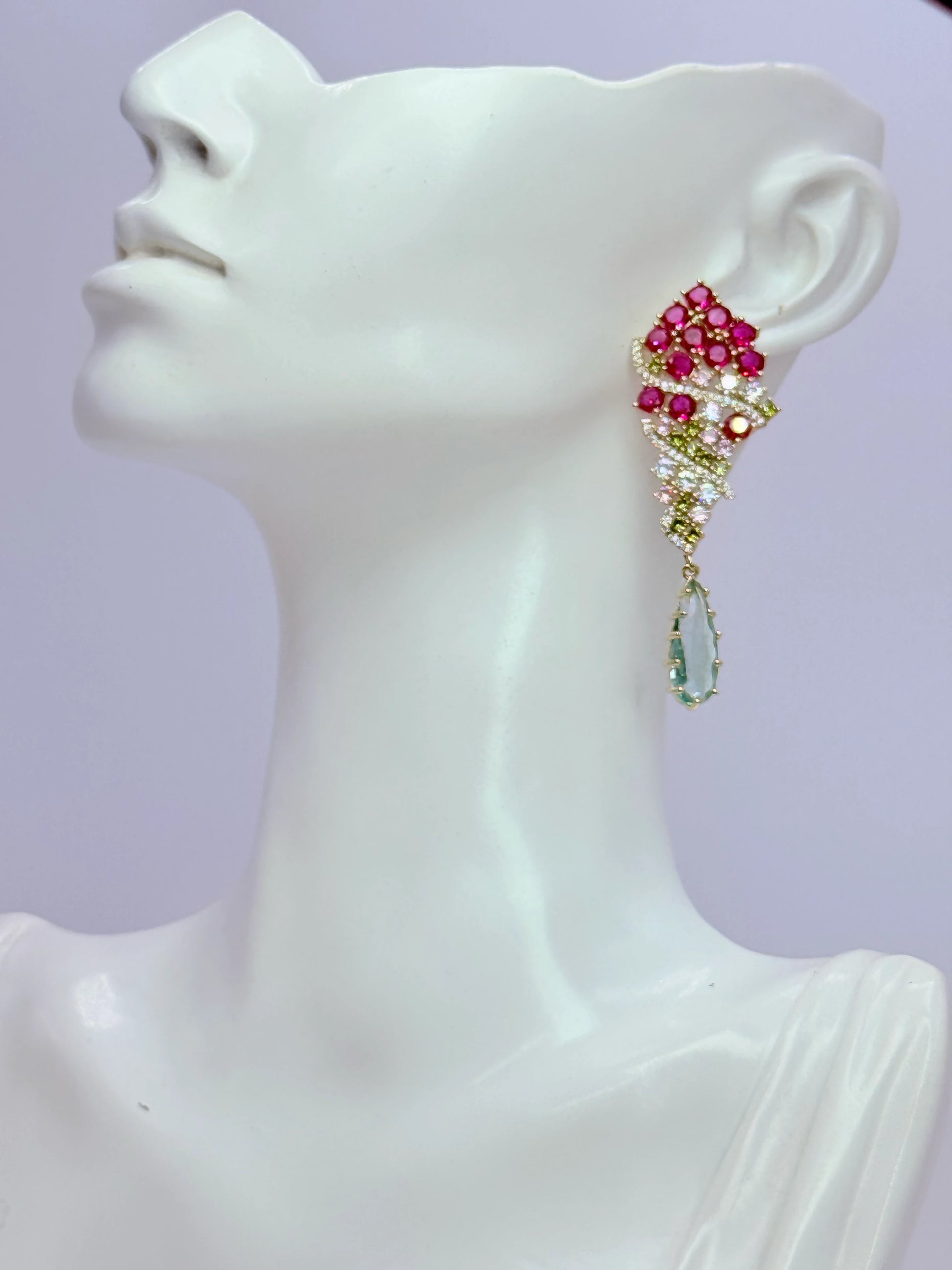 Aros racimo fucsia aguamarina oro 18K - largo 6 cm - La Merced Joyas
