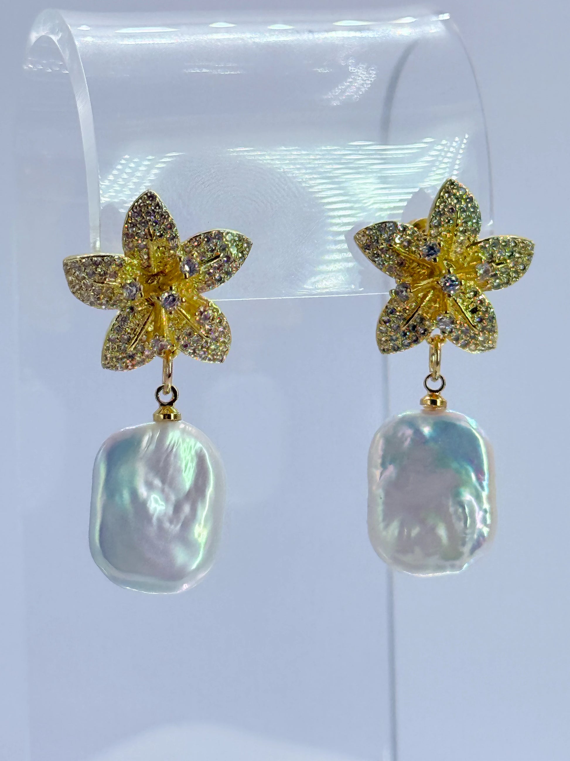 aros bañados en oro 18k flor con circones y perla barroca natural novias madrinas fiesta 