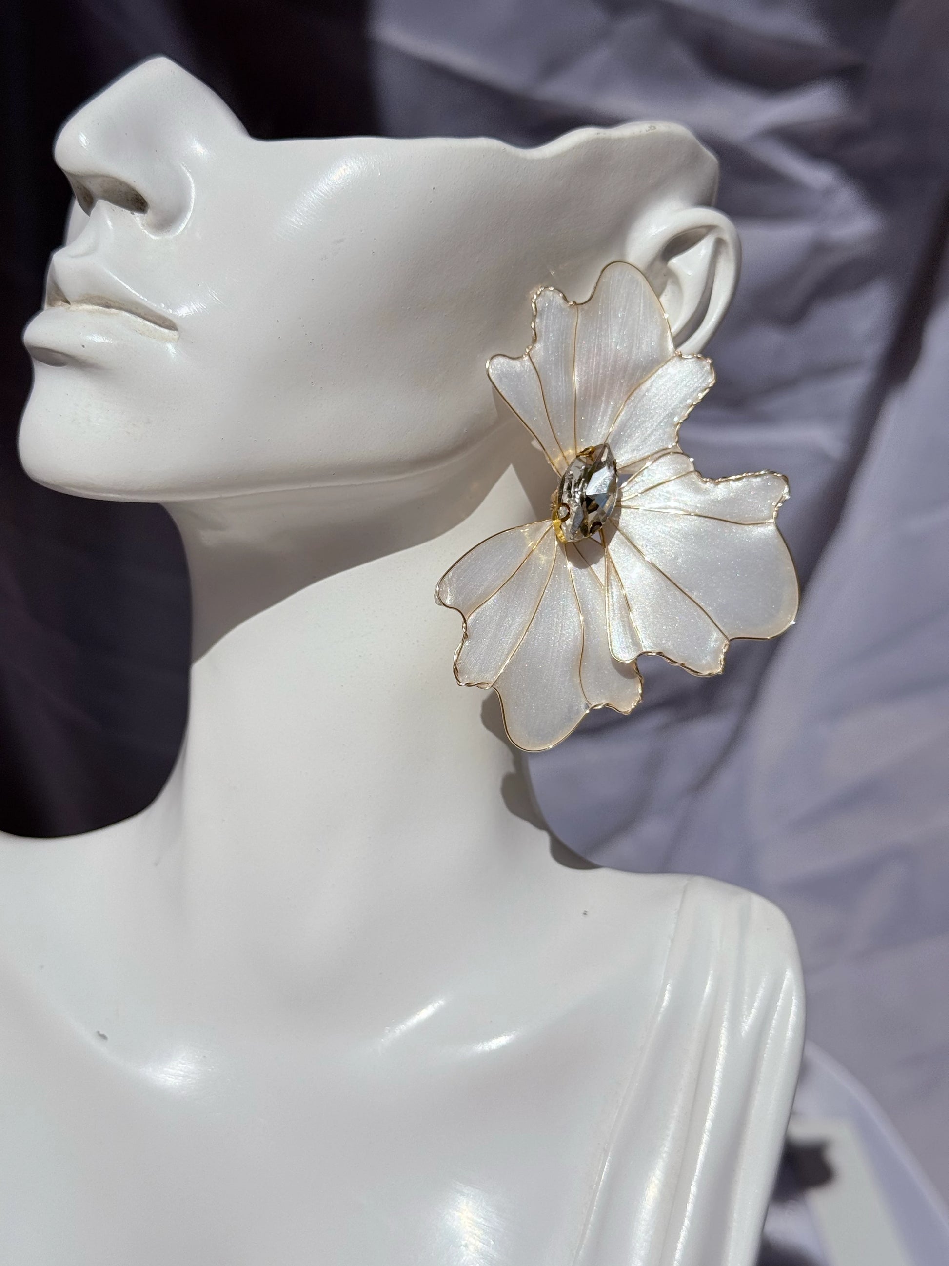 Maxi aros grandes y livianos forma de flor dorada y perla 