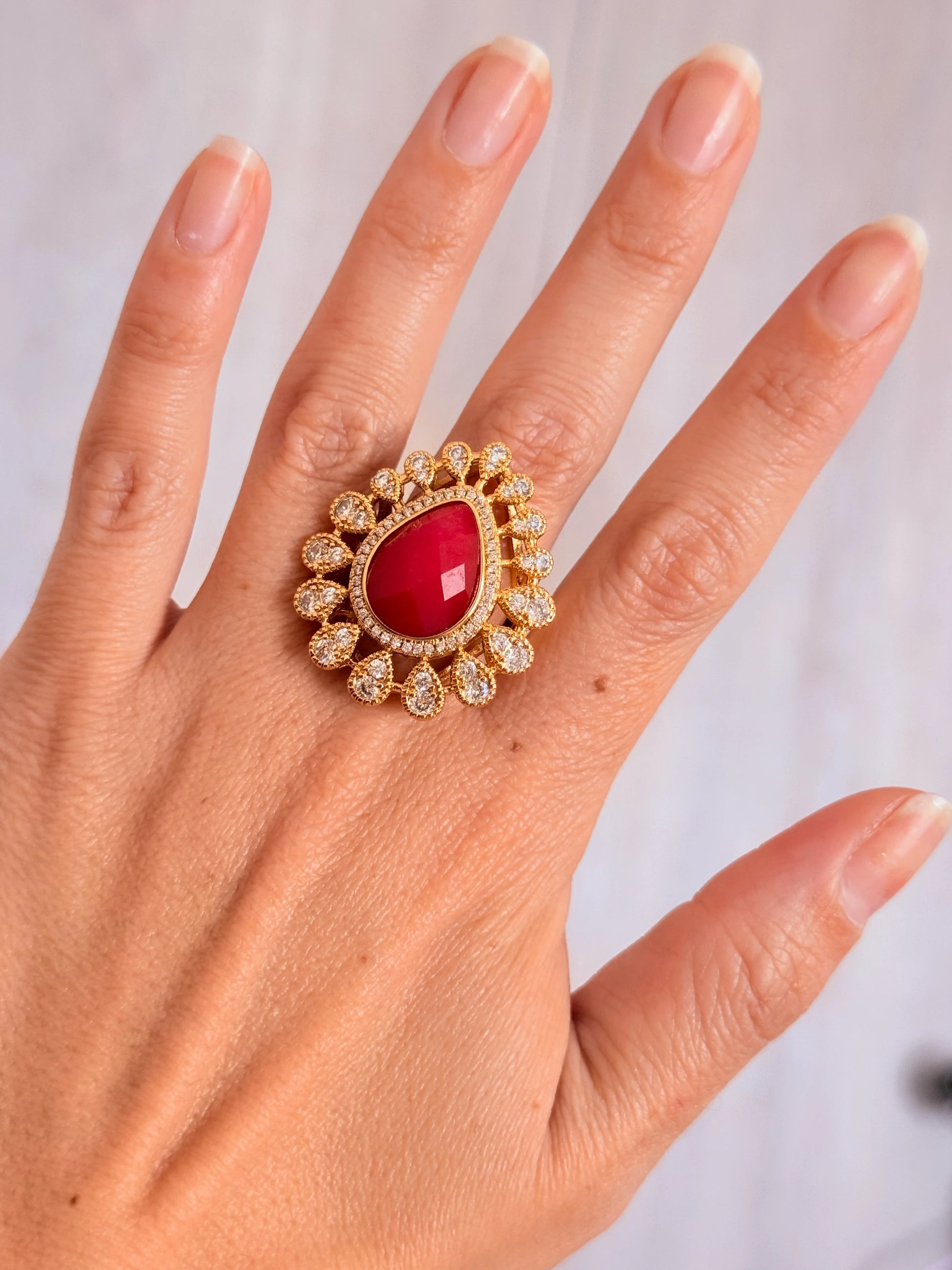 Anillo con ágata fucsia en corte gota bañado en oro 18K con circones, anillo llamativo y elegante Regalo día de la madre 