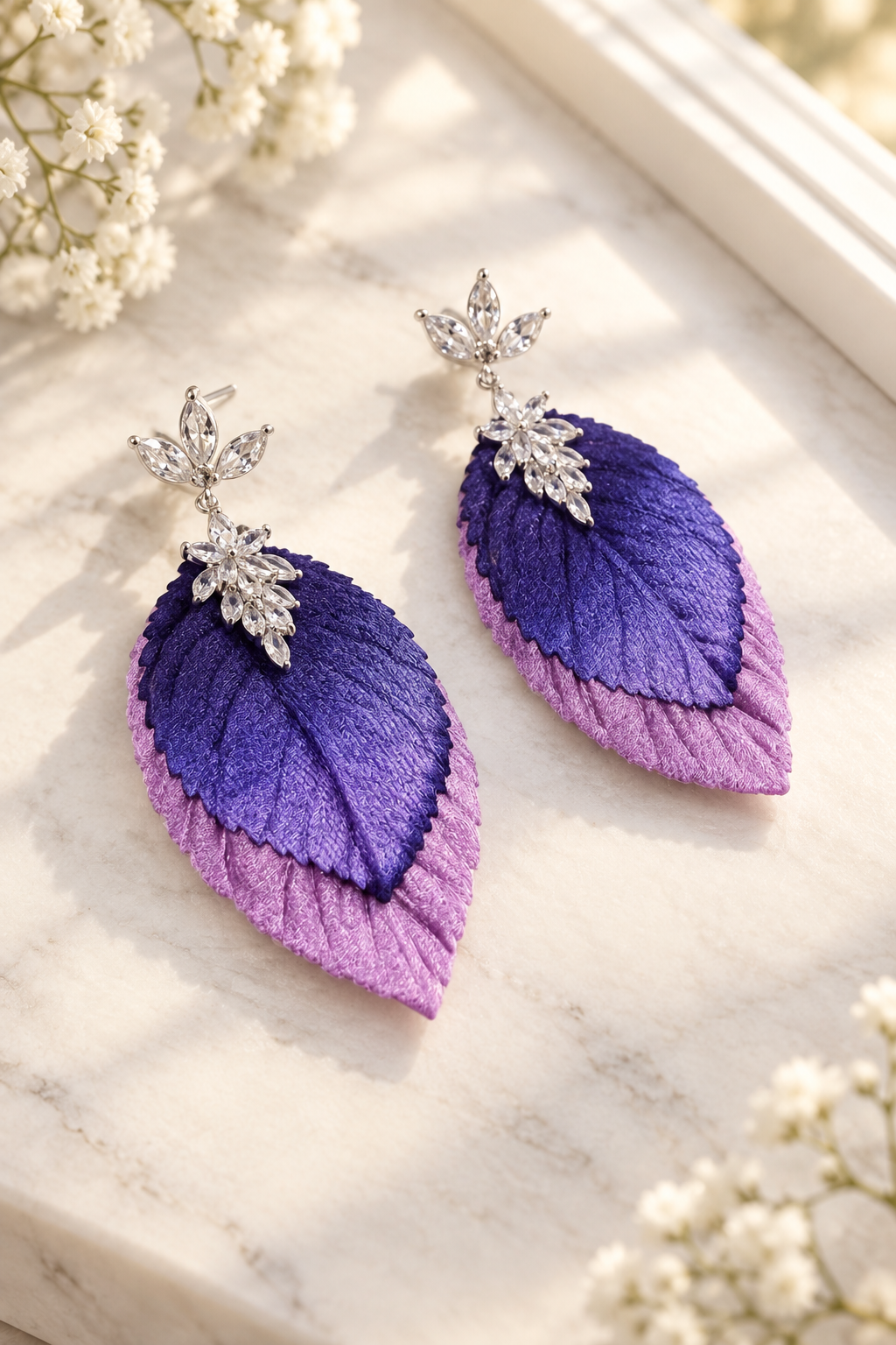 Aros hoja de terciopelo violeta con circones, grandes y livianos
