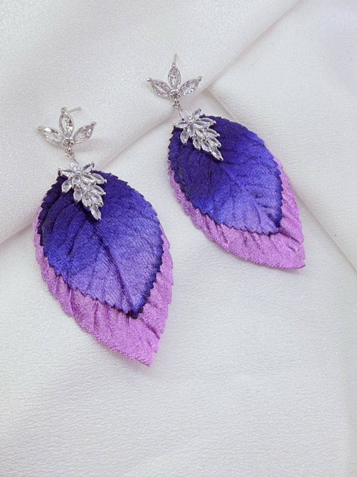 Aros hoja de terciopelo violeta con circones, grandes y livianos