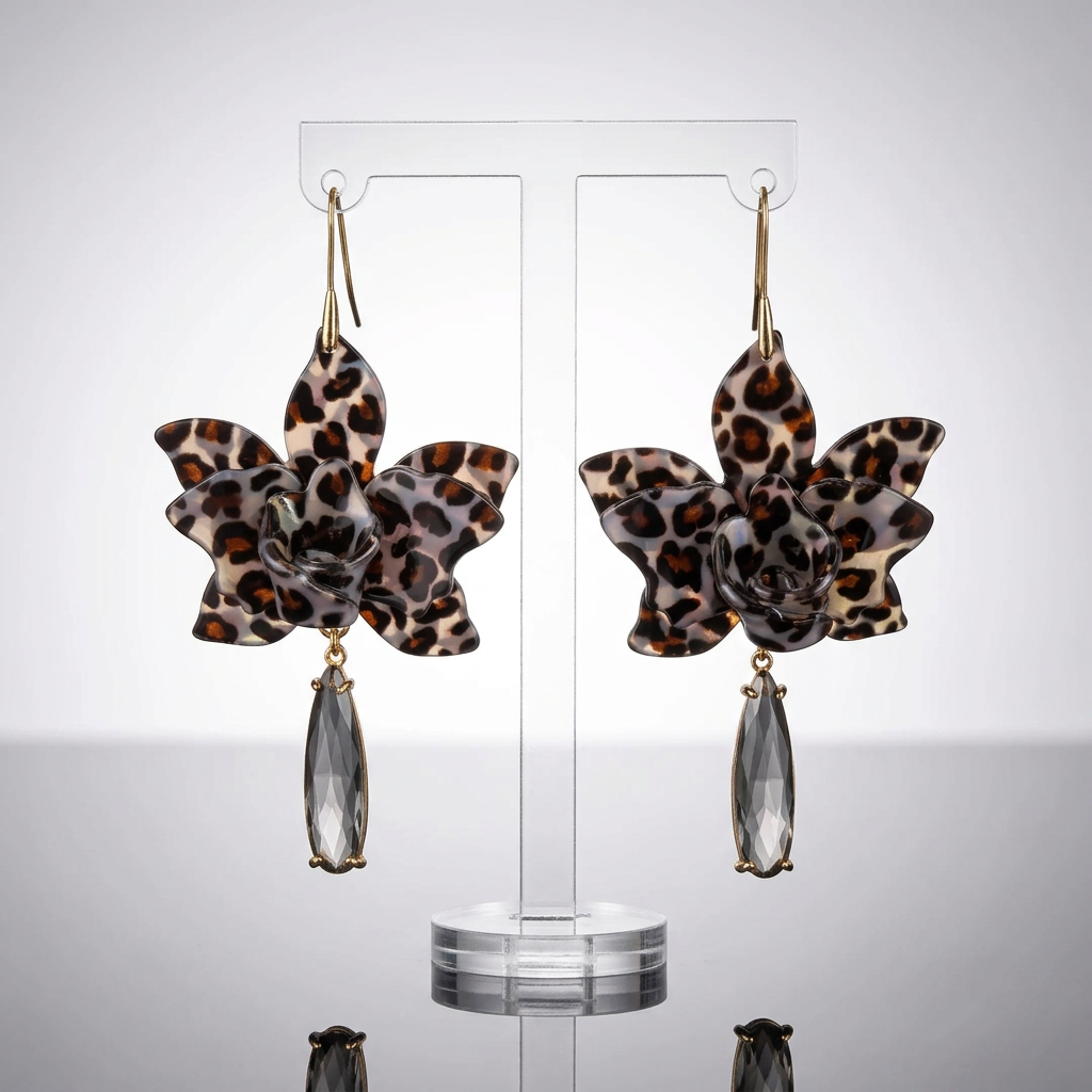 Aros flor animal print gris con gota de cristal