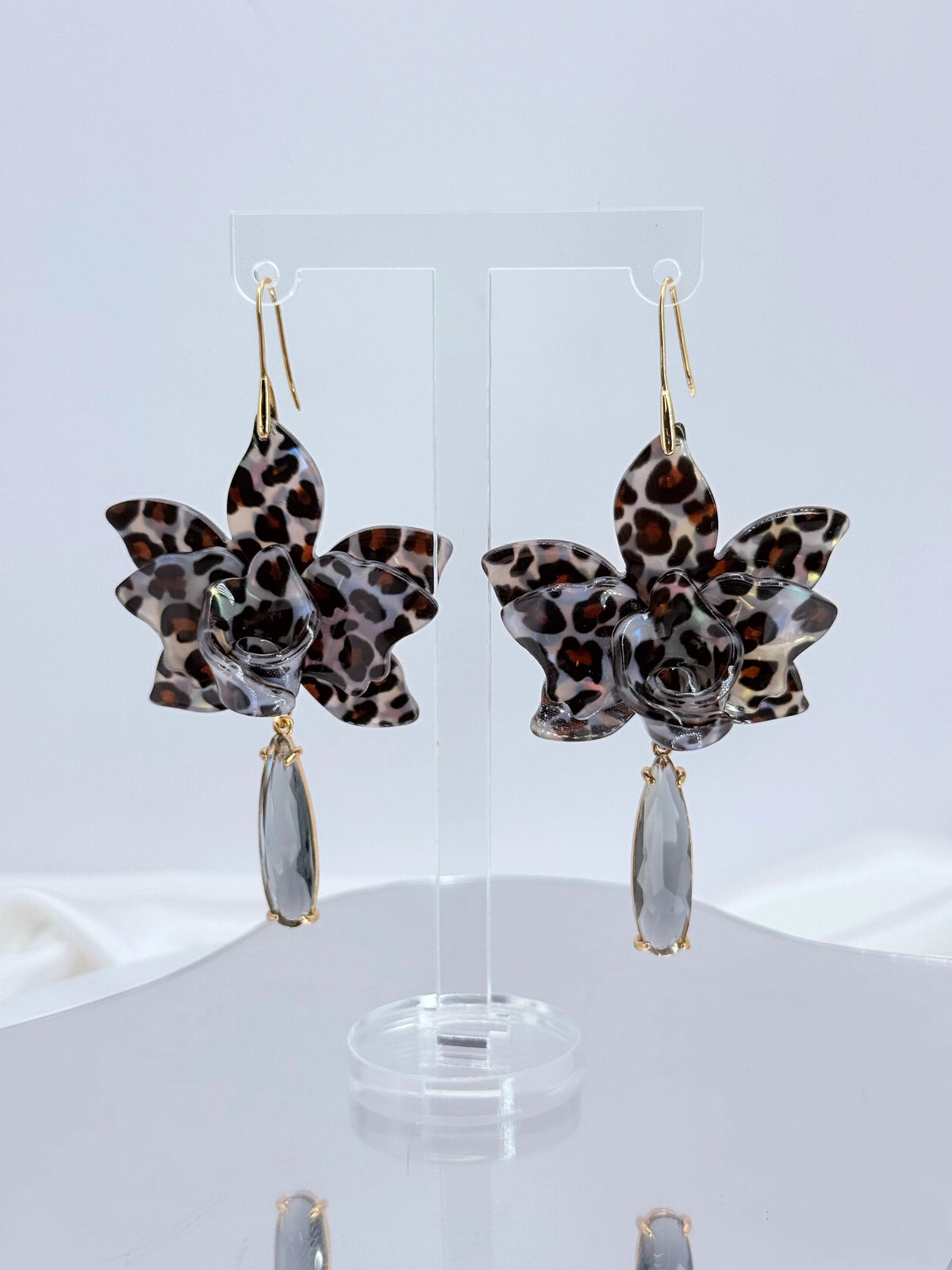Aros flor animal print gris con gota de cristal