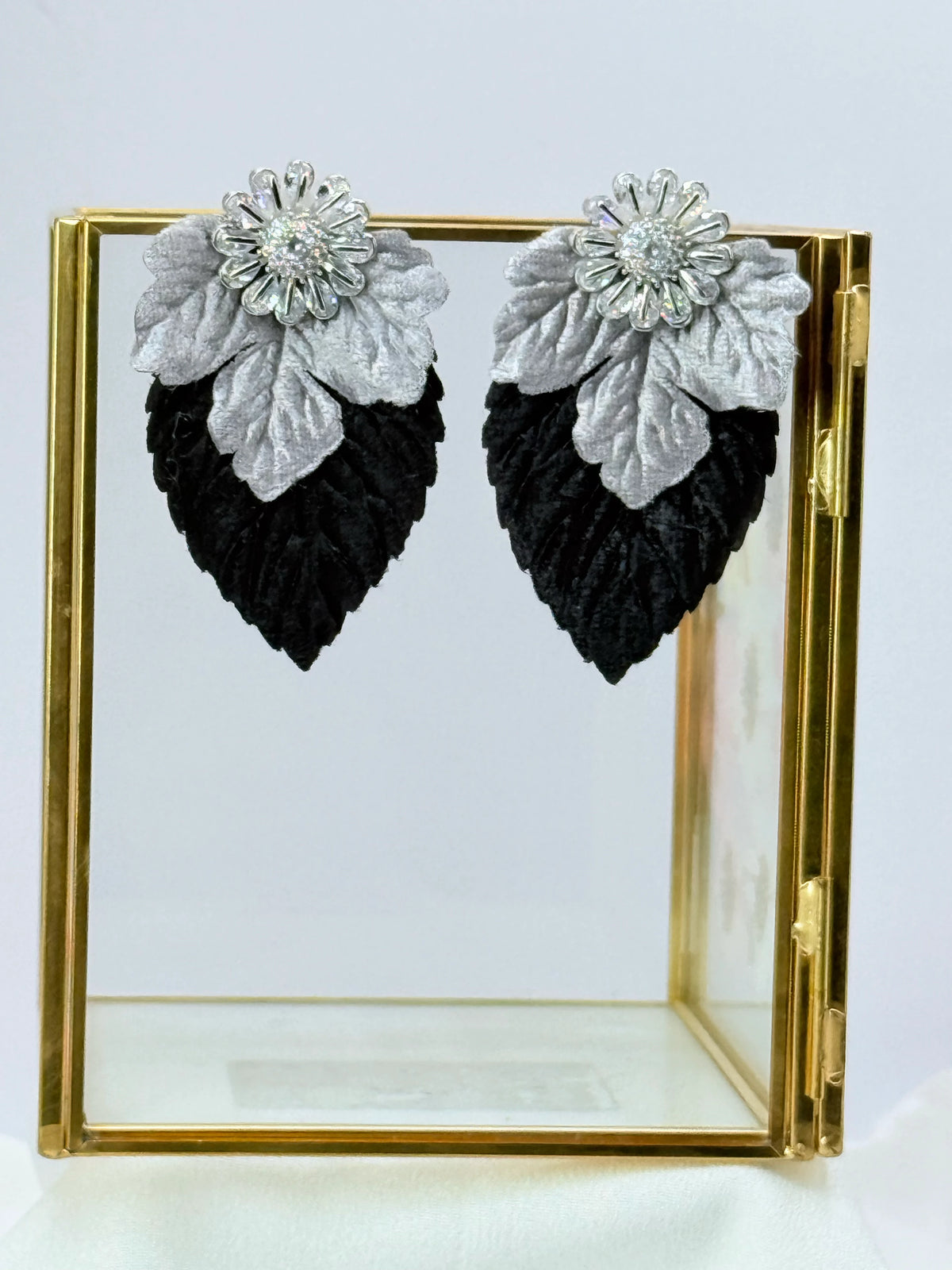 Aros doble hoja de terciopelo gris y negro con flor de circones