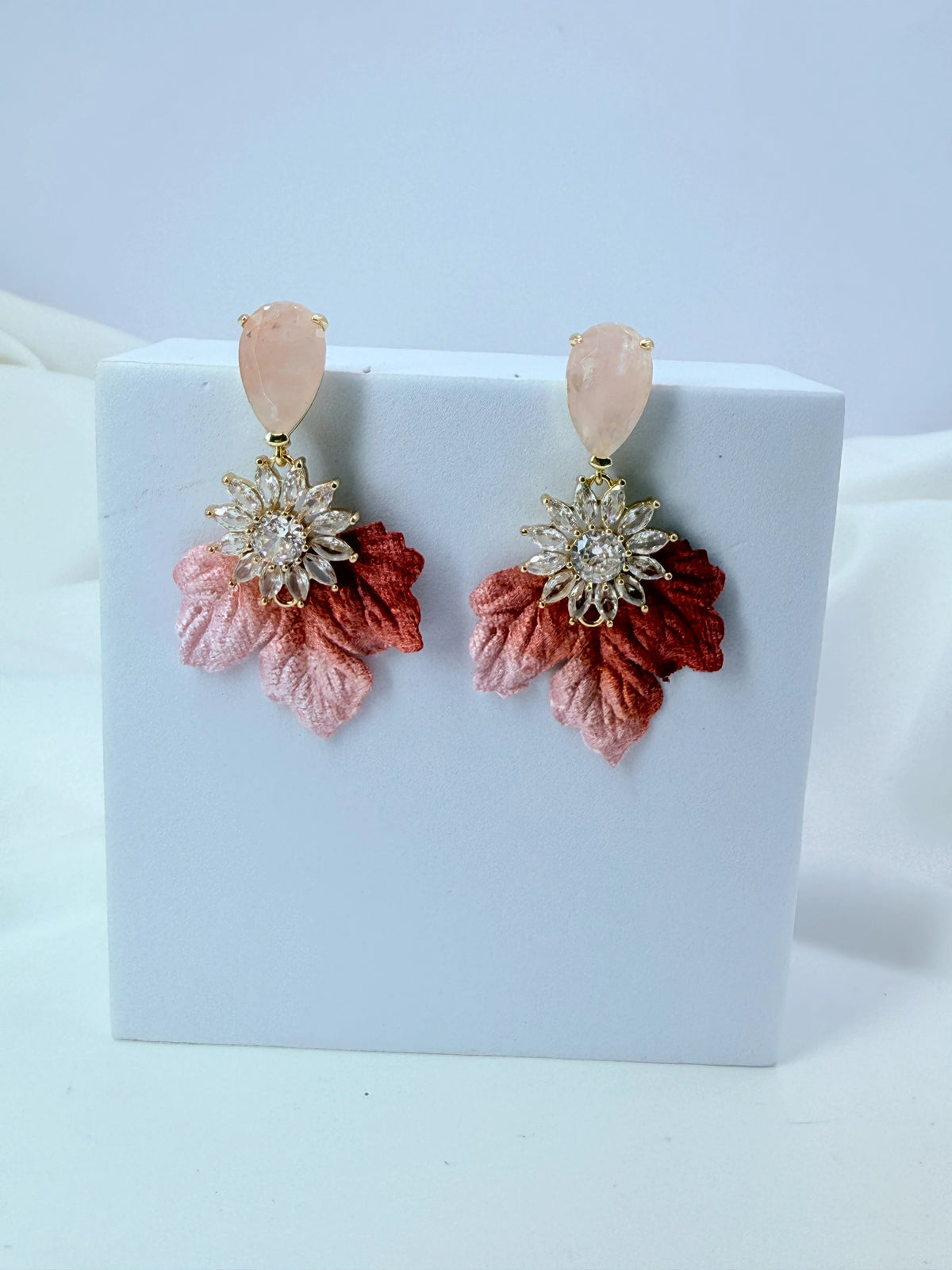 Aros hojas de terciopelo rosa con flor de circones y cuarzo rosa