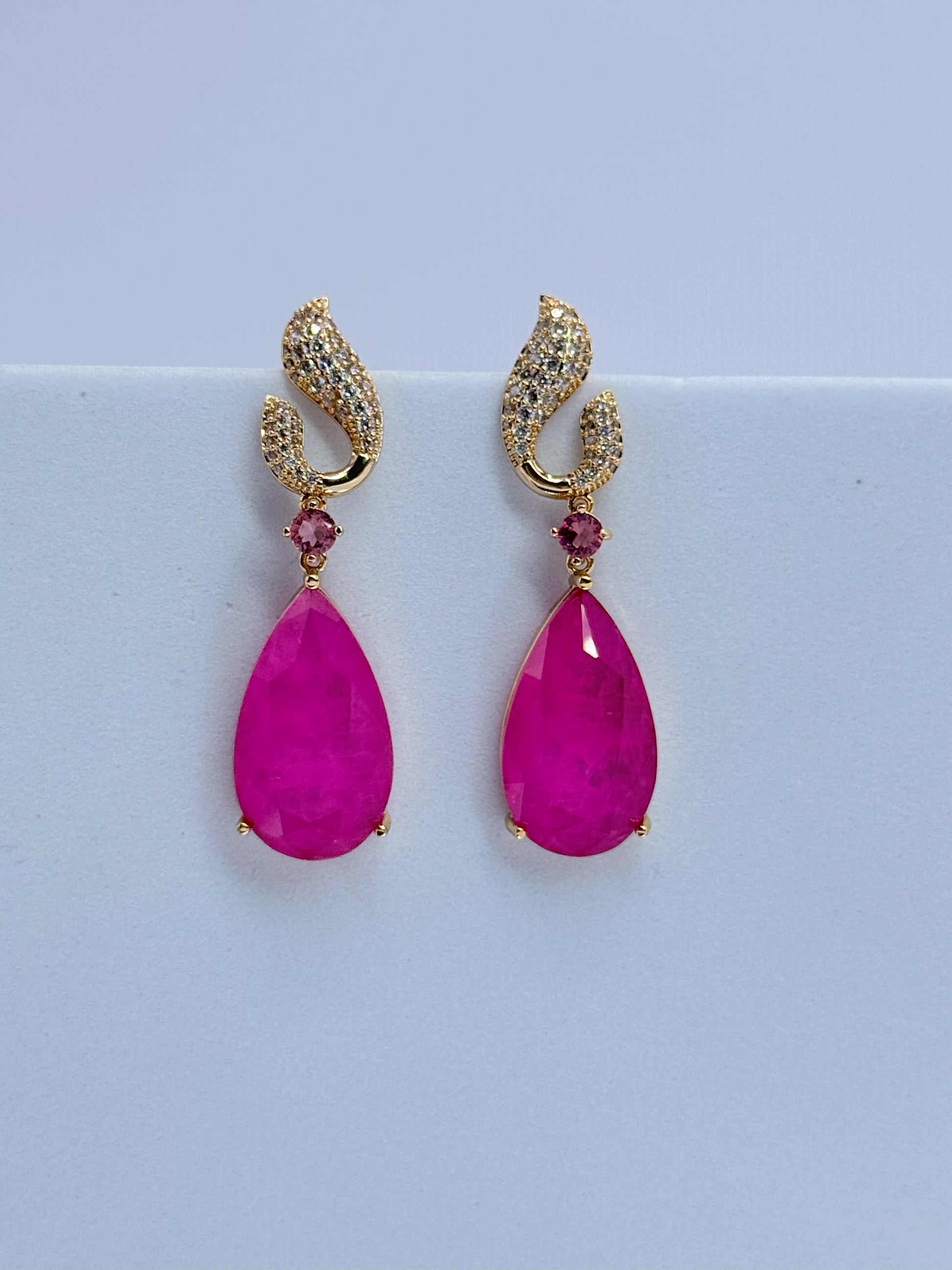 Vista lateral aros ágata fucsia y circonitas oro 18K - La Merced Joyas Chile
