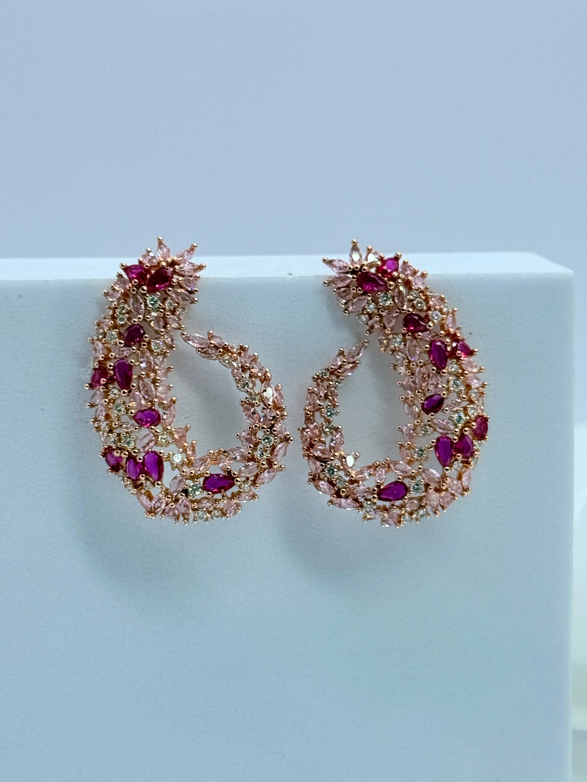 Detalle aro espiral floral fucsia y rosa baño oro rosado - joyería artesanal La Merced Joyas
