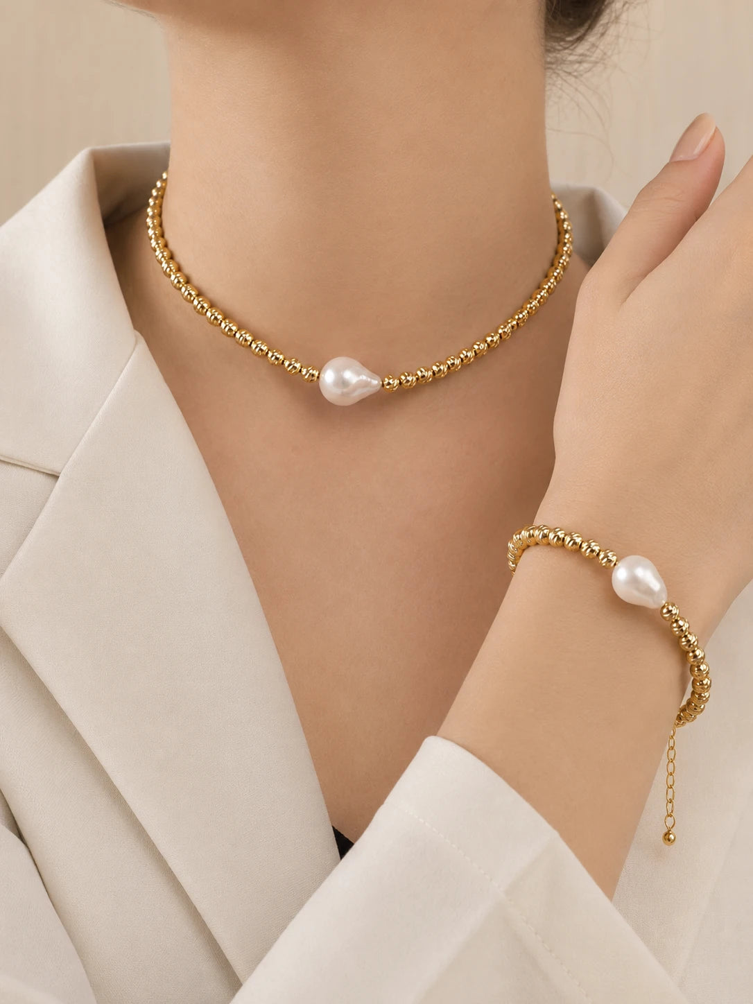 Set de collar y pulsera de cuentas bañadas en oro y perlas barrocas. Hipoalergénicas 