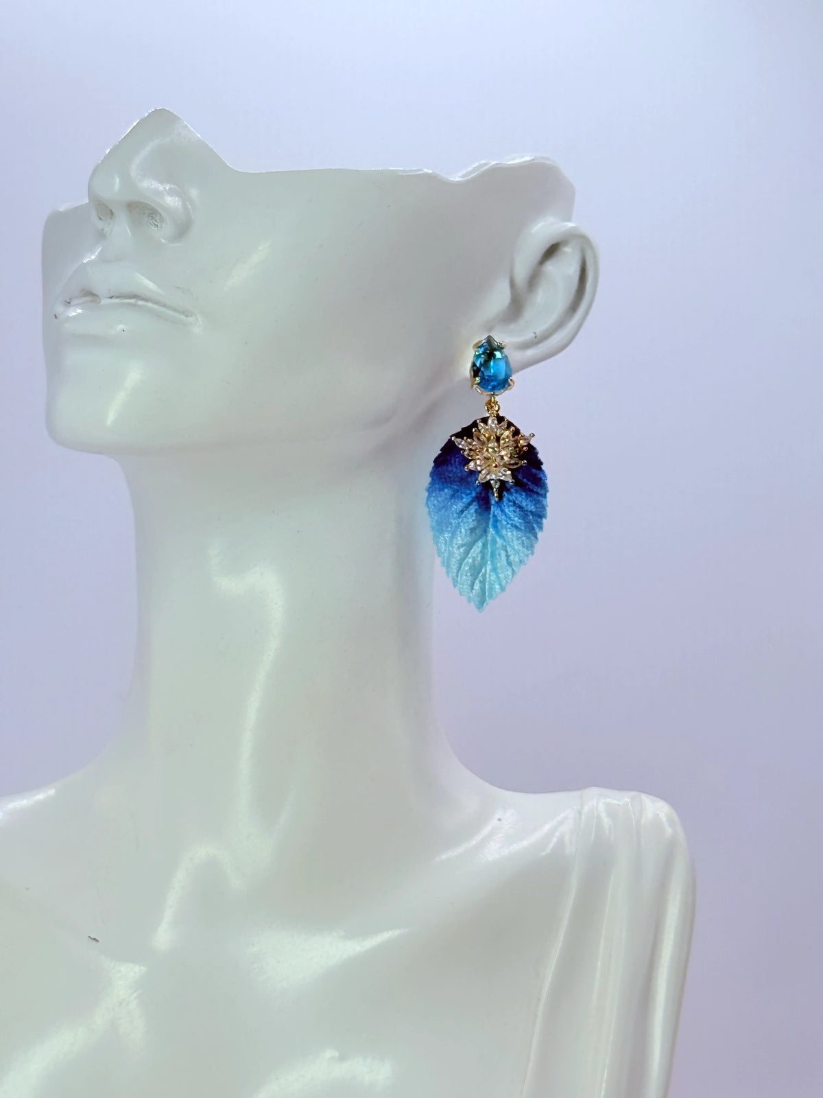 Aros hoja de terciopelo azul con cristal topacio, grandes y livianos