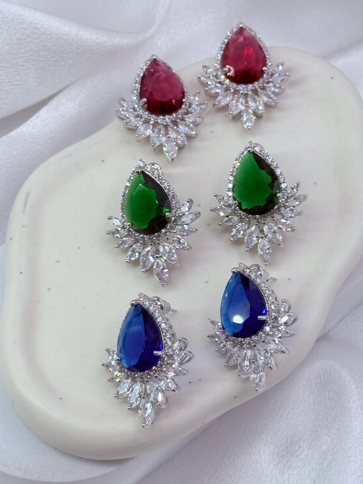 Aros de circón gran gota de color con halo de circones traslúcidos
