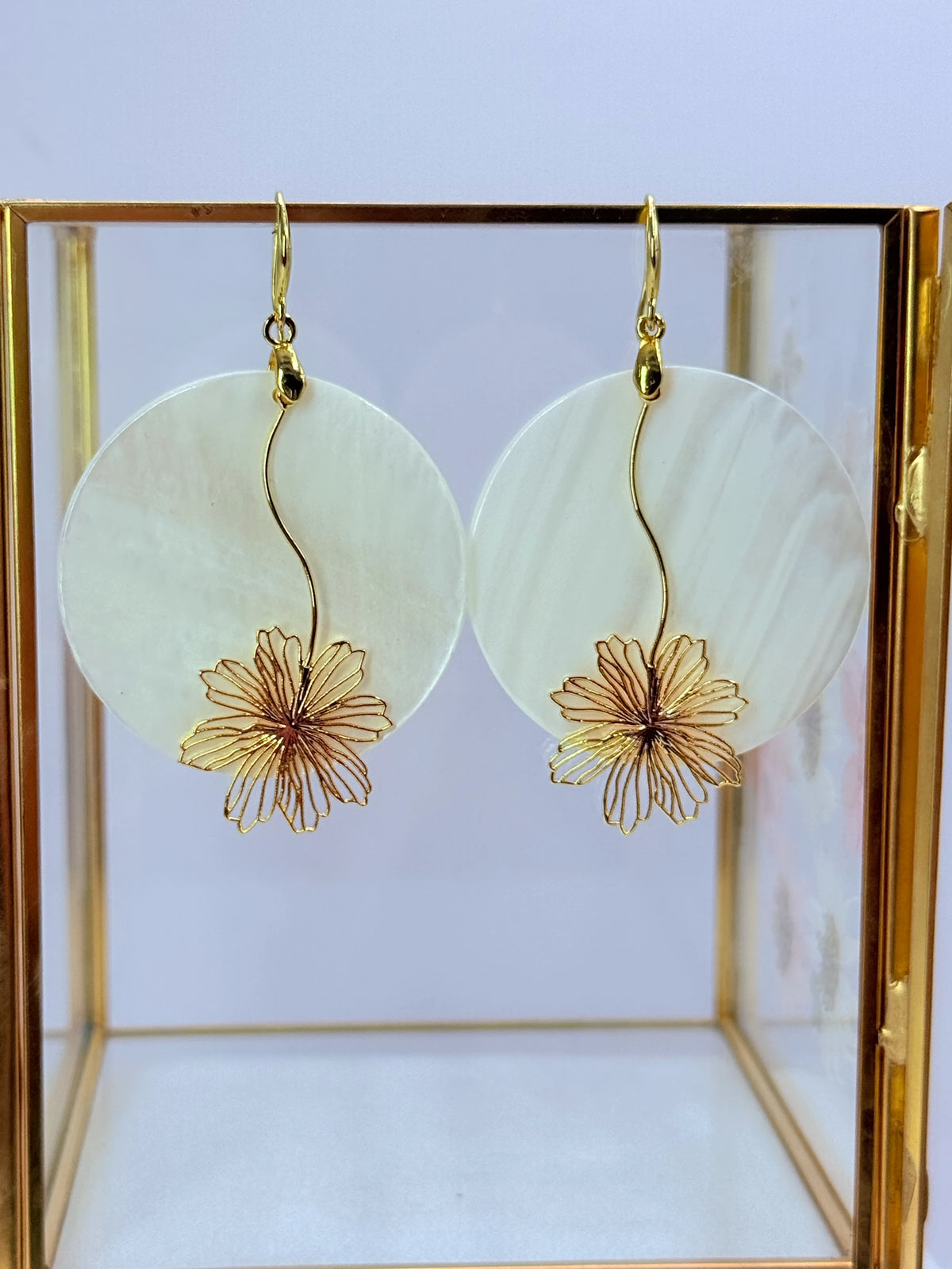 Aros disco de nácar con flor calada dorada