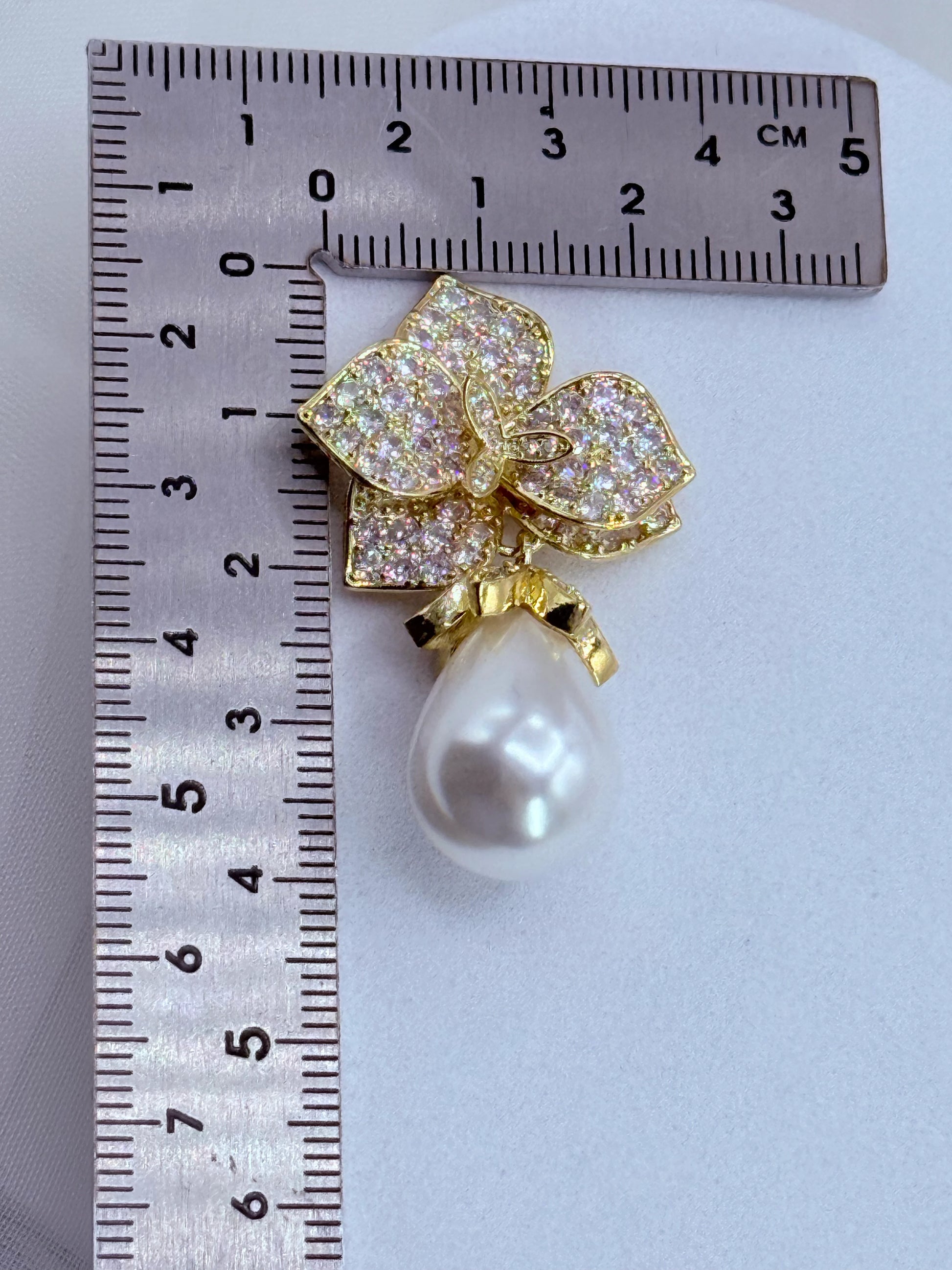 aros flor con circones y perla shell lágrima baño oro 18k, largo 4 cm