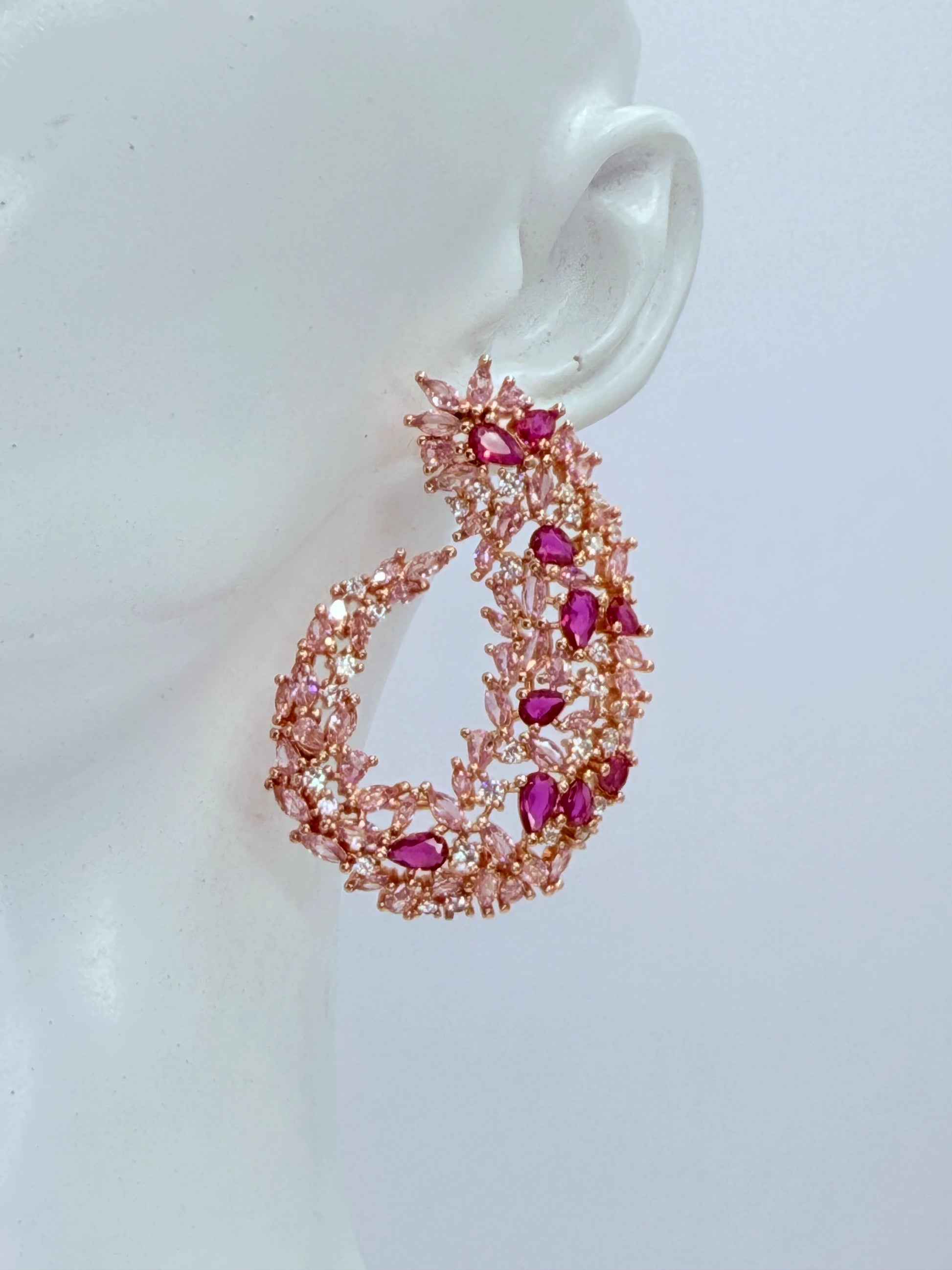 Aros espiral floral fucsia rosa circonitas oro rosado rose gold - La Merced Joyas
