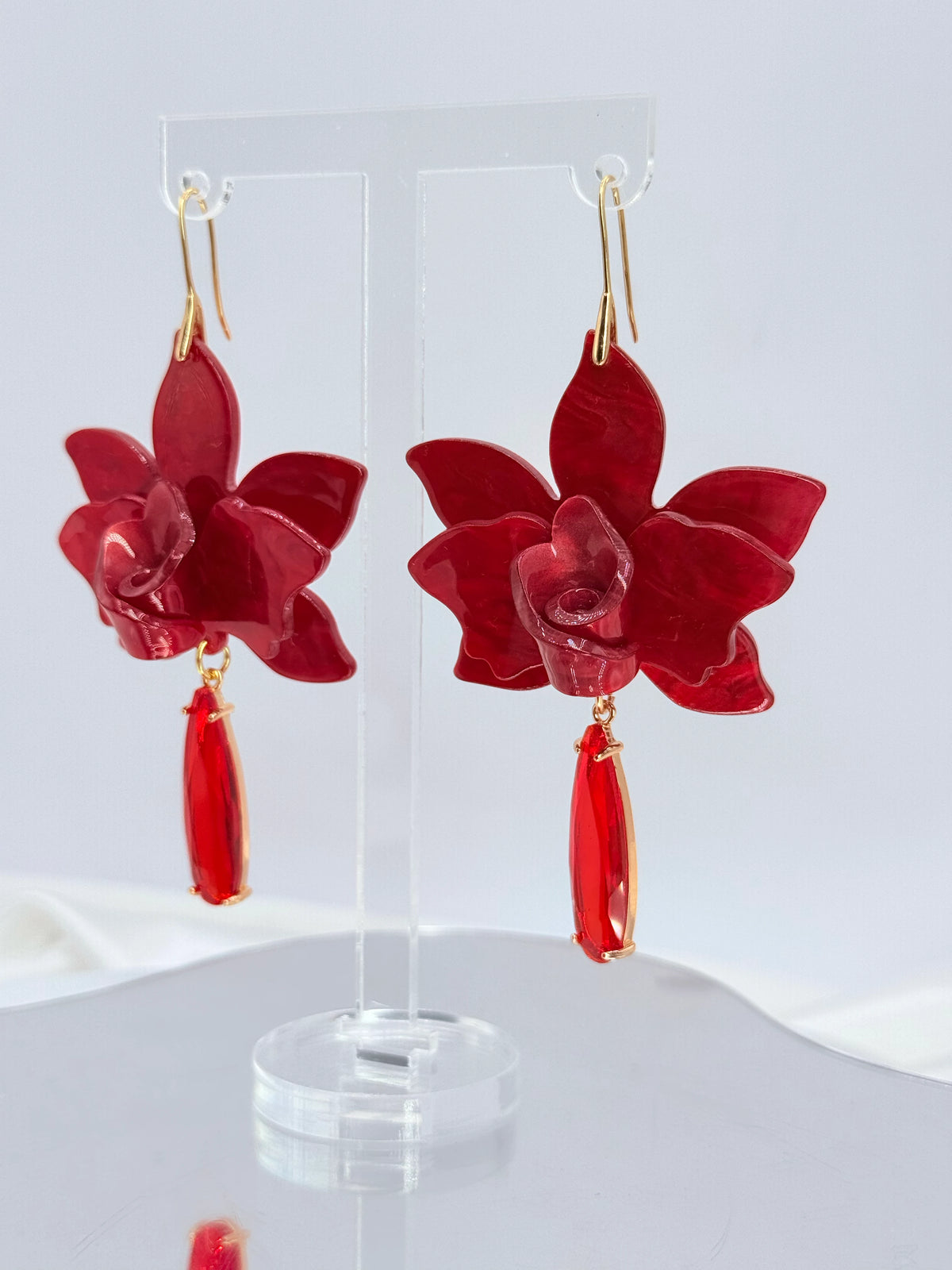 Aros flor de acrílico rojo con gota de cristal y baño de oro