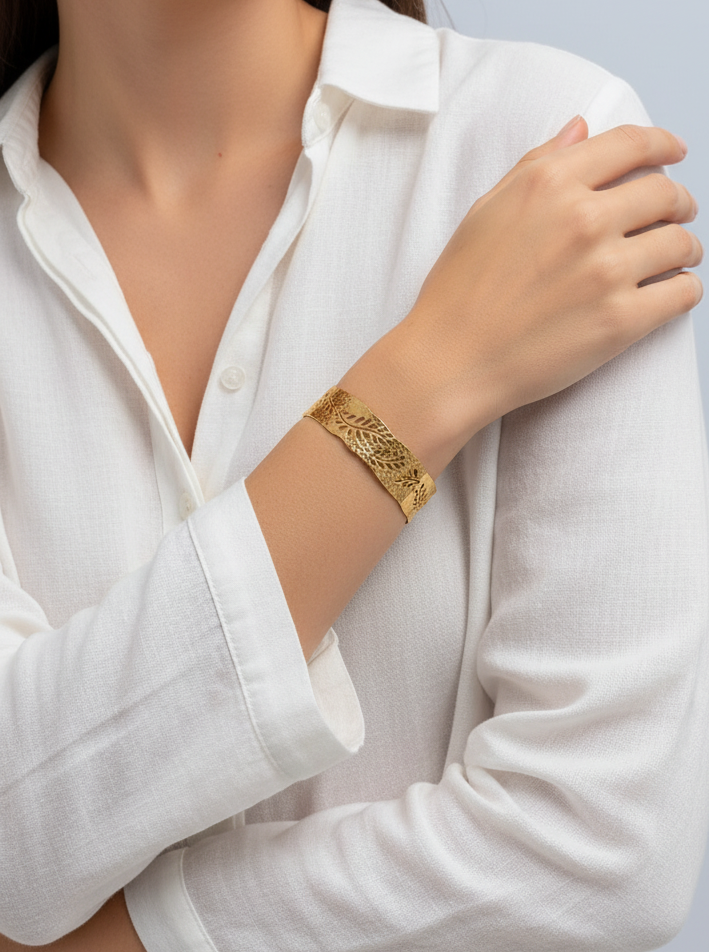 sta pulsera botánica bañada en oro 18K es perfecta para mujeres que buscan una joya elegante, artesanal y con inspiración natural única.