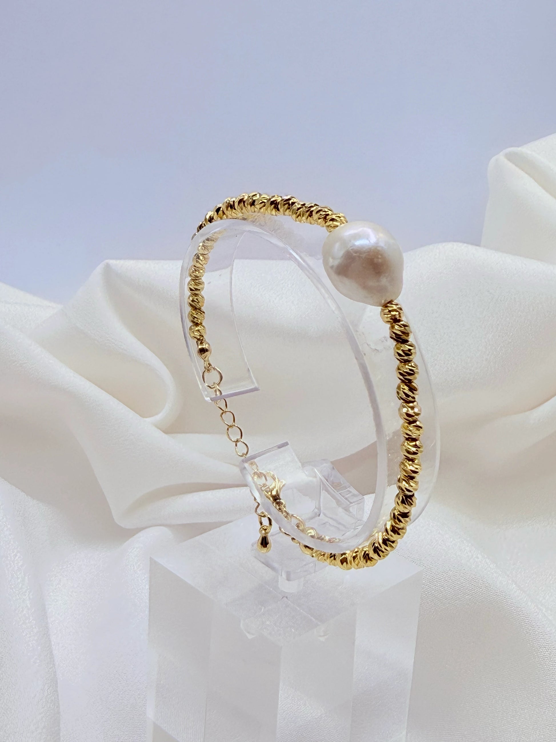 Pulsera de Perla barroca natural y mostacillas bañadas en oro 18K