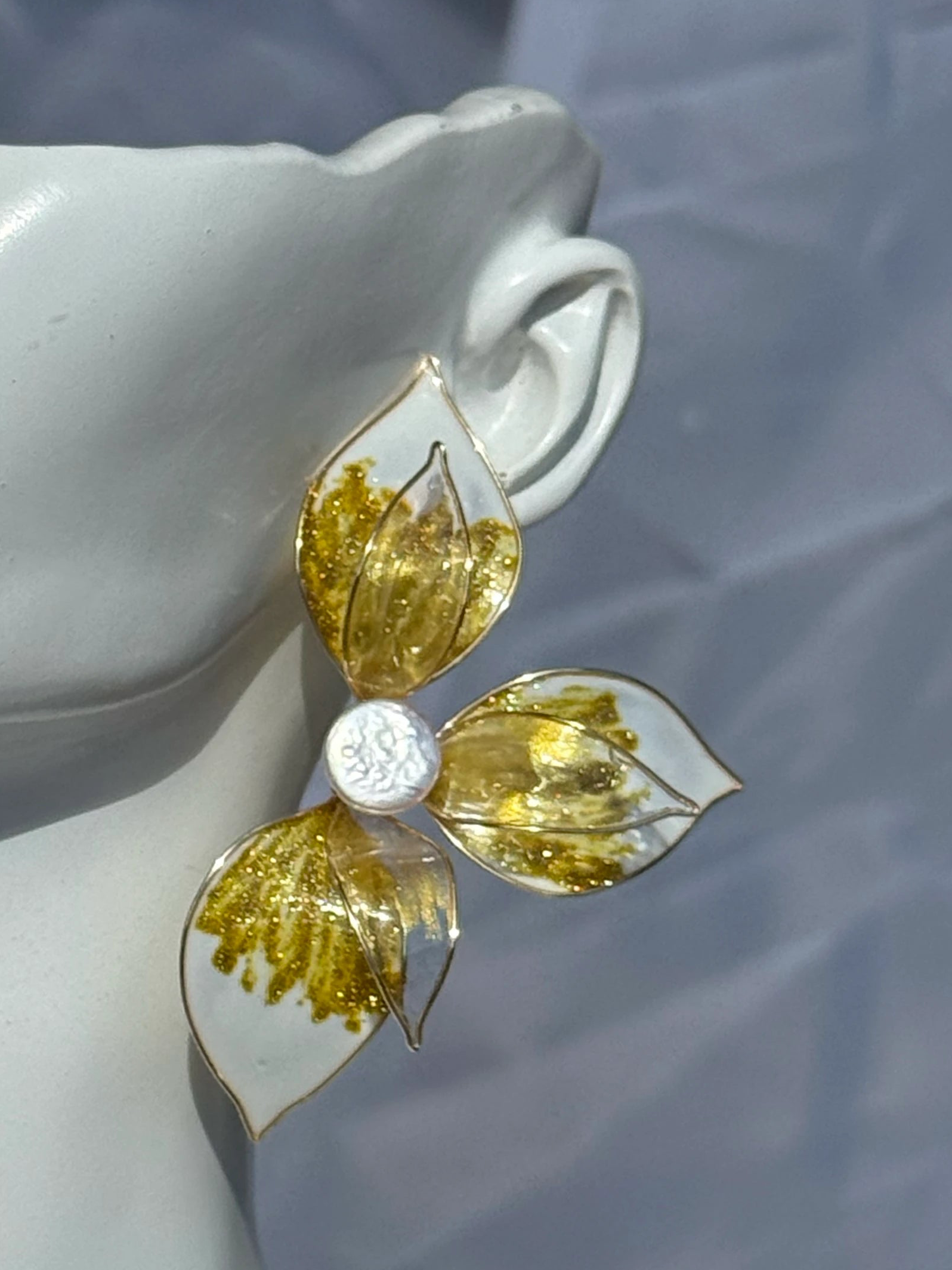 Detalle de aros flor dorada y Blanca grandes y ultra livianos con cristales checos