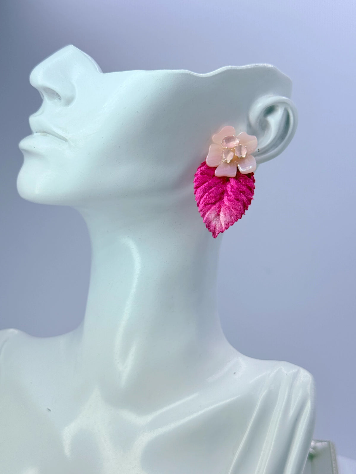 Aros mini hoja de terciopelo fucsia con flor de nácar