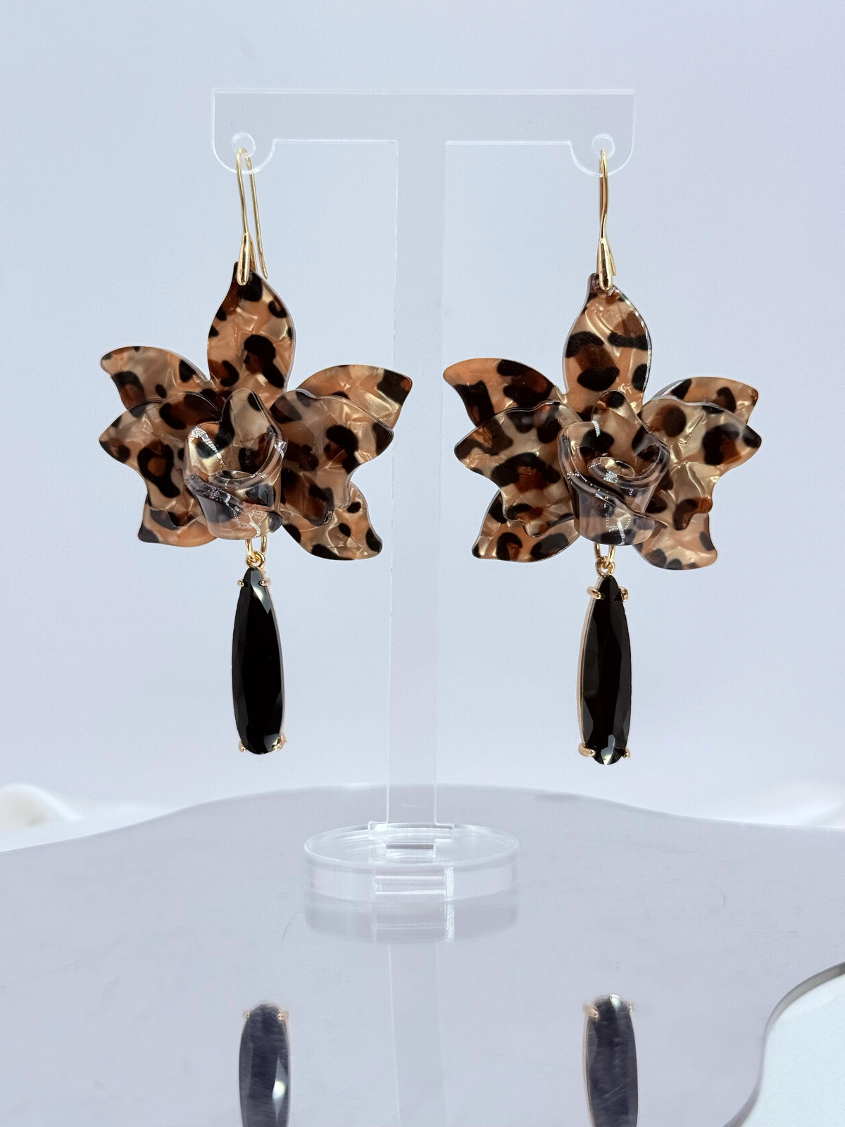 Aros flor animal print gris con gota de cristal