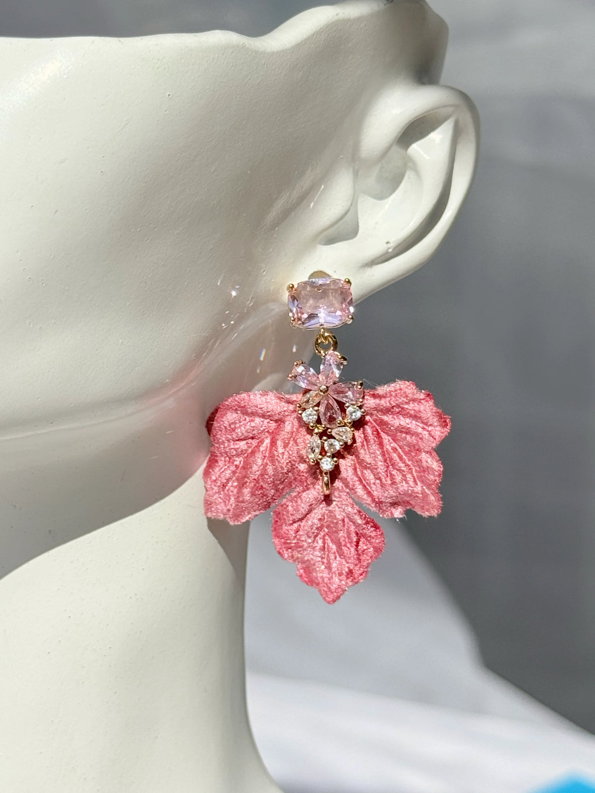 Aros hoja de terciopelo rosa con circones, grandes y livianos