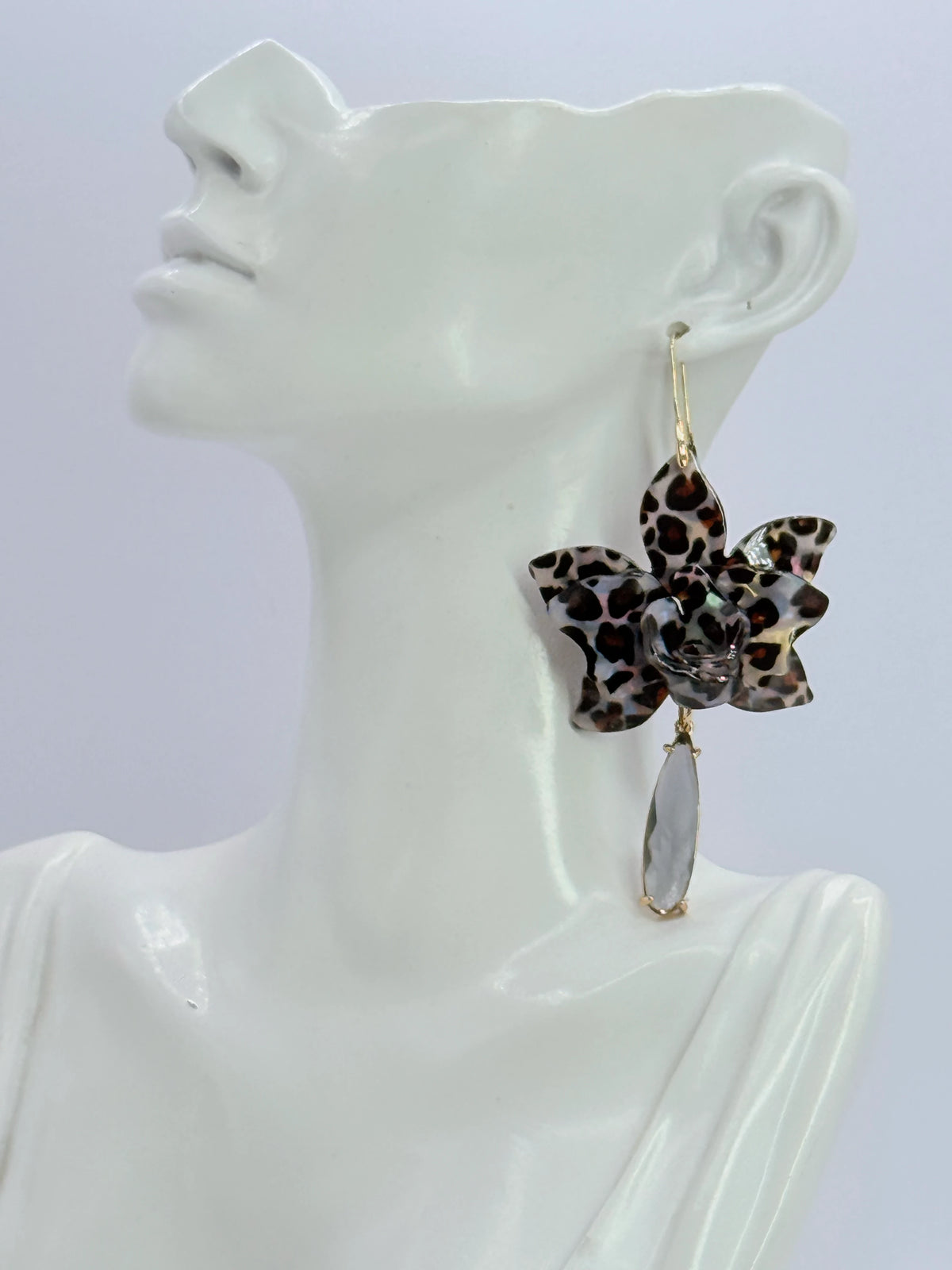 Aros flor animal print gris con gota de cristal
