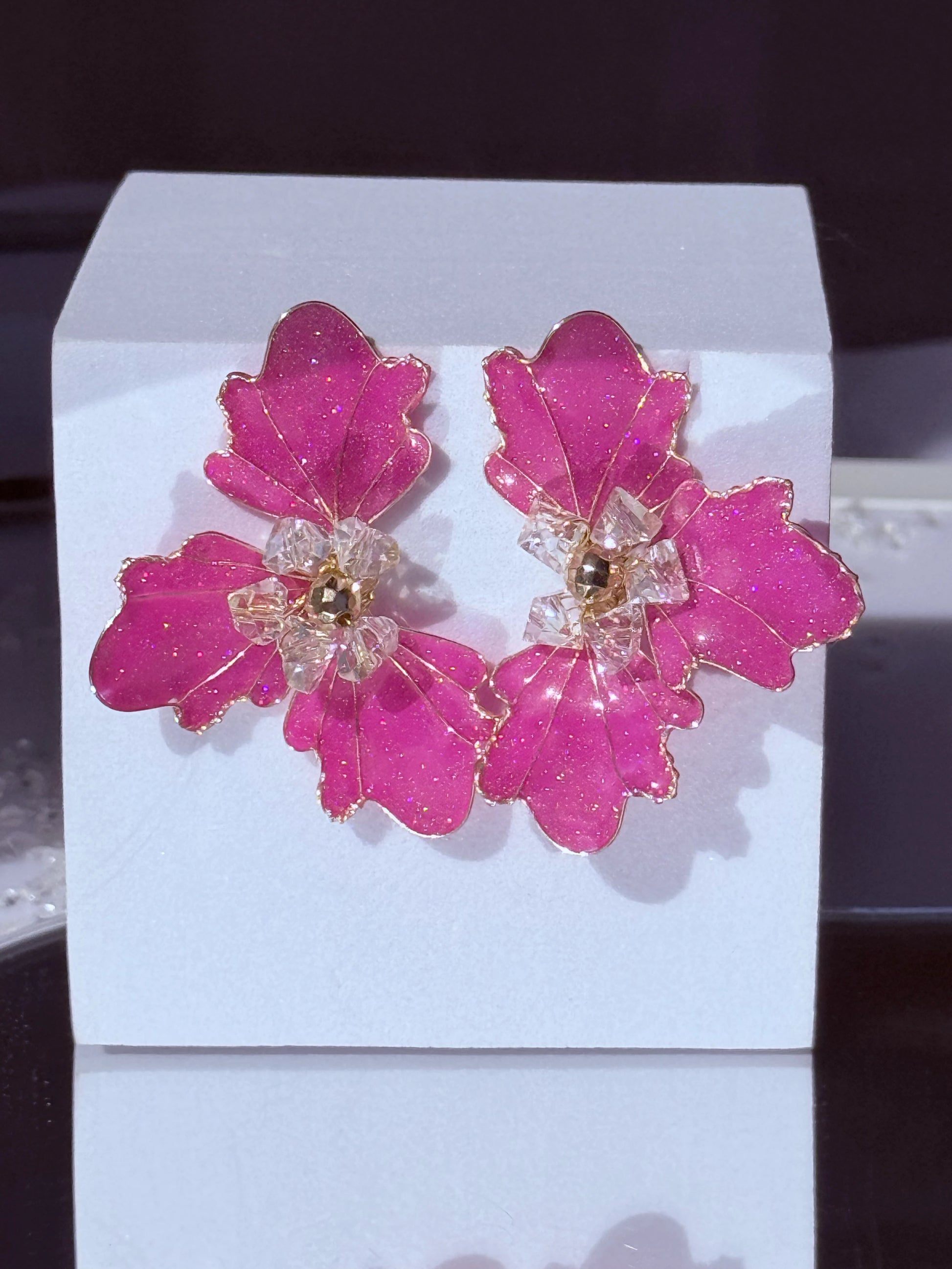 Aros Flor de cristal color fucsia con destellos 