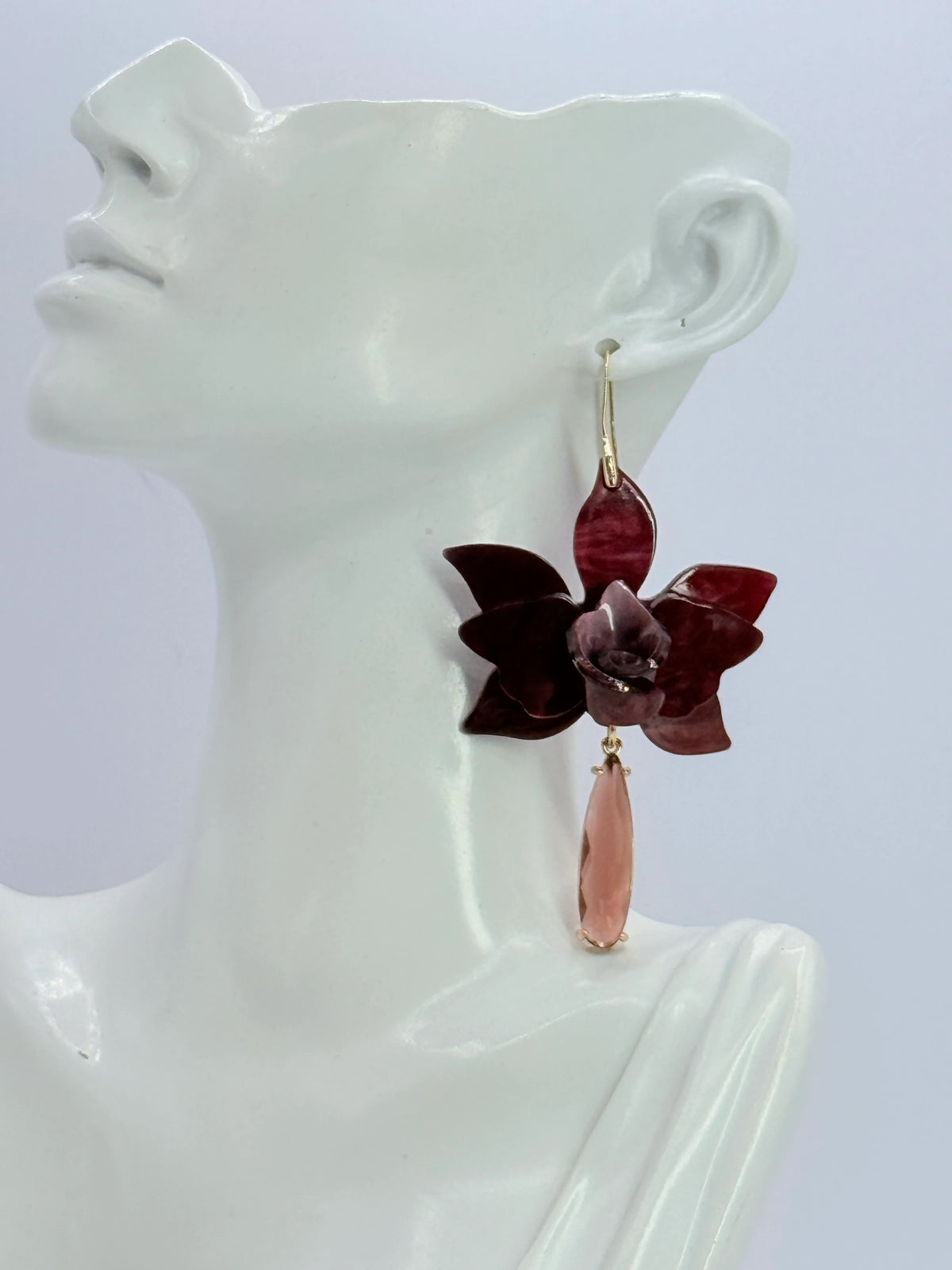 Aros flor de acrílico color vino con gota de cristal y baño de oro