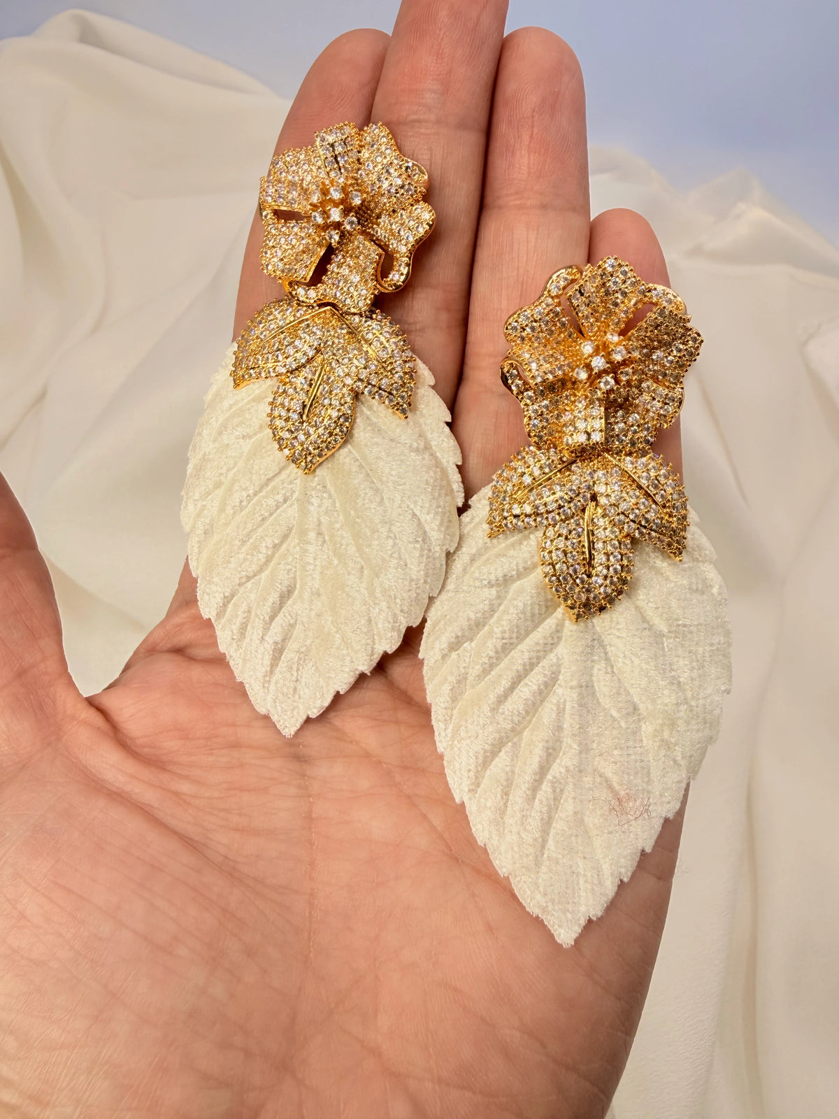 Aros flor de circones y hoja de terciopelo con baño de oro 18k