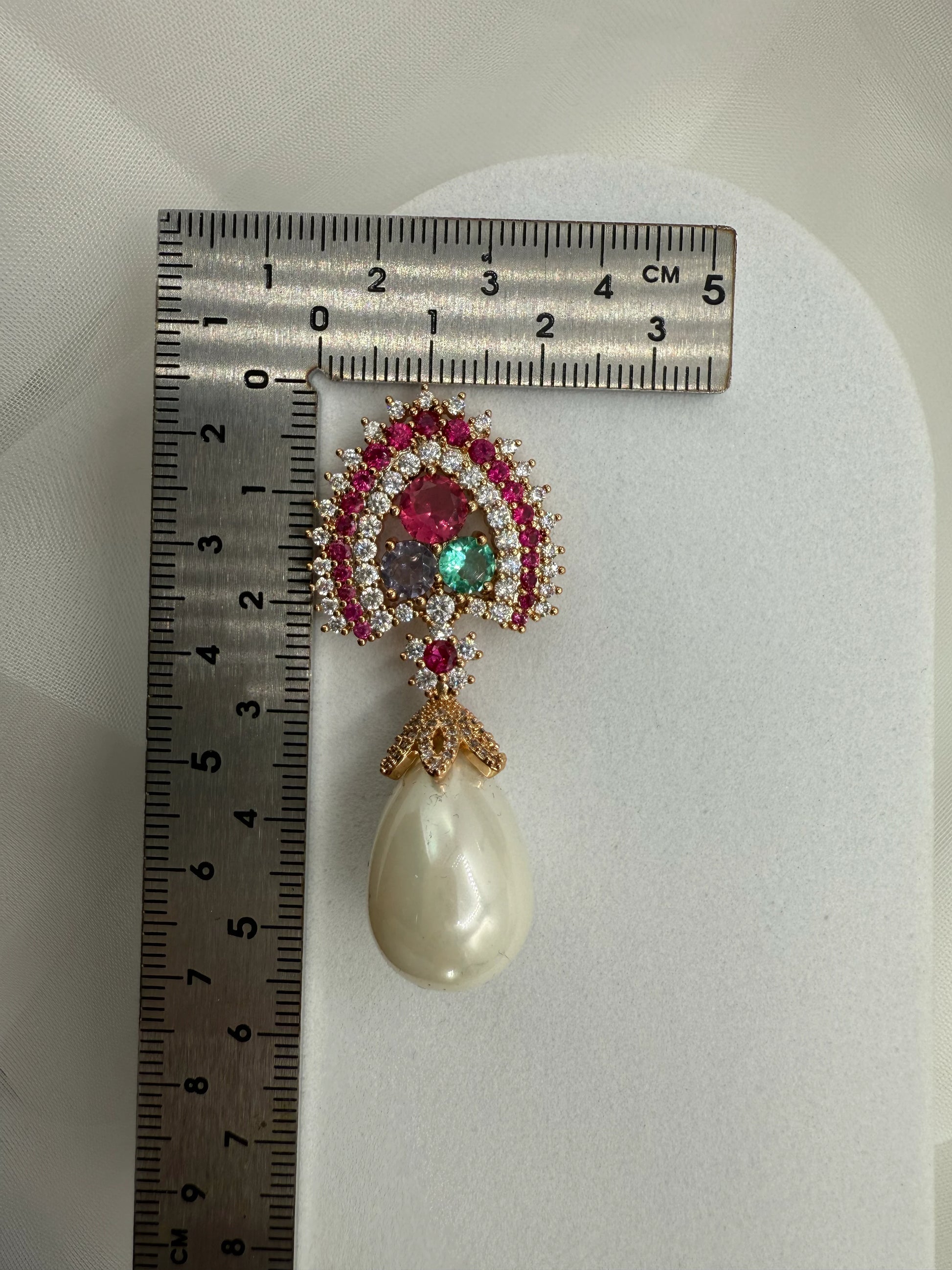 Aros fiesta perla y circones fucsia 