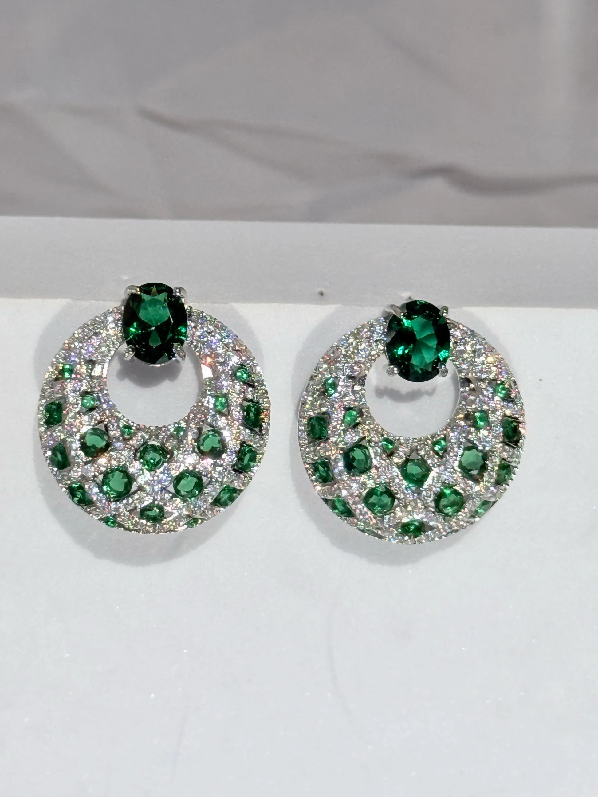 Aros circones verde esmeralda y traslúcidos plata 925 bañado en rodio 