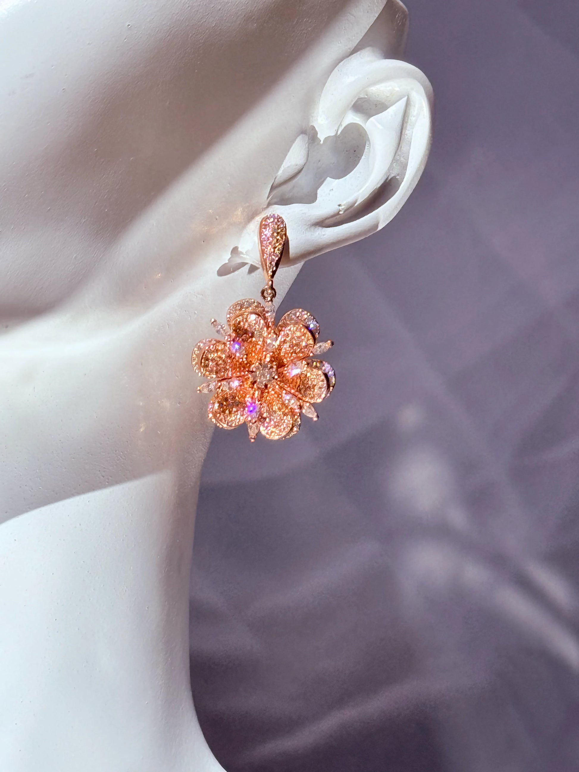 aros flor circones oro rosa puestos en modelo joyas elegantes