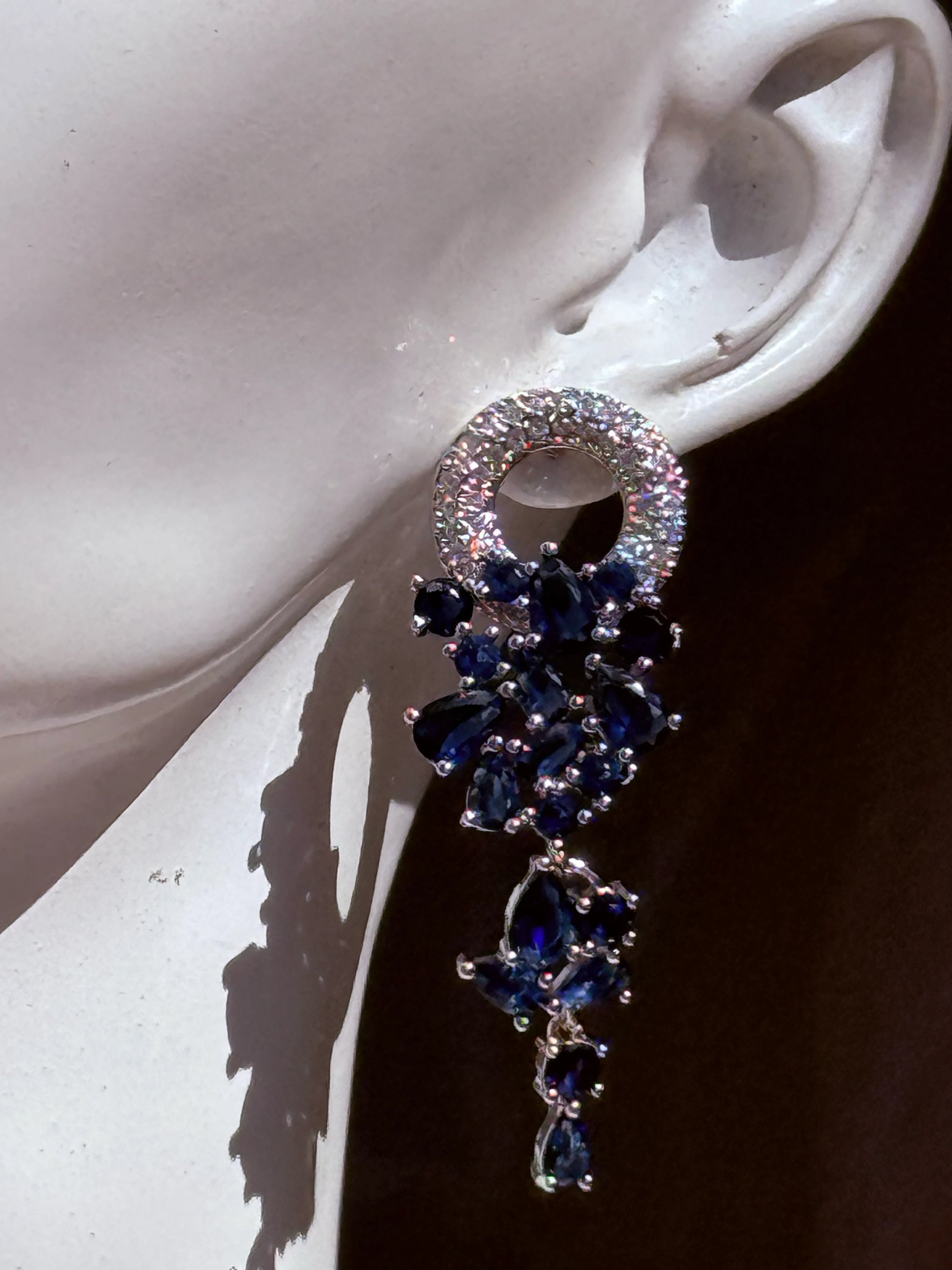 aros plata y azul profundo con circones brillantes elegantes
