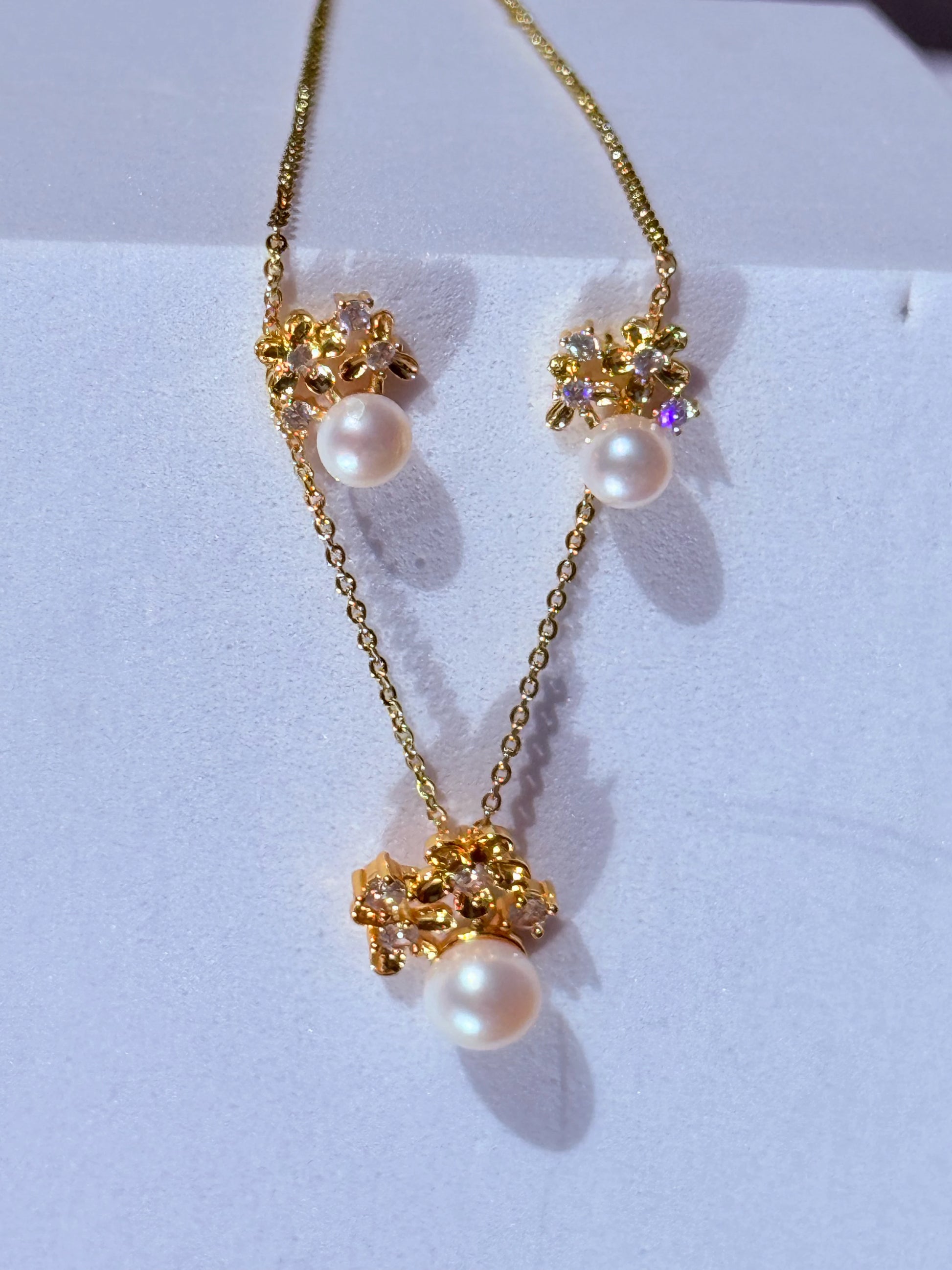 conjunto collar y aros flor con perla natural y circones baño oro 18k
