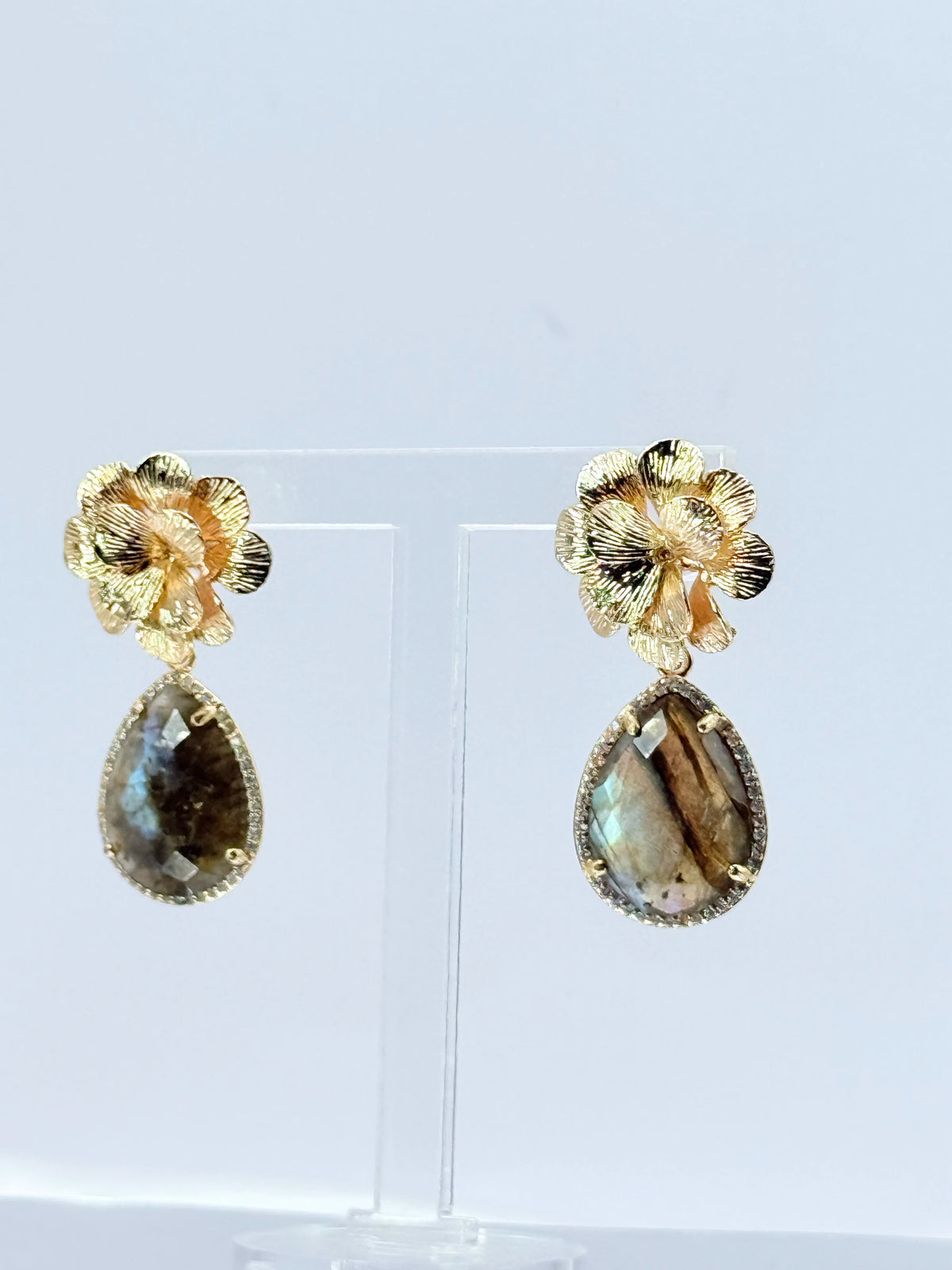Aros flor dorada con labradorita natural y circones