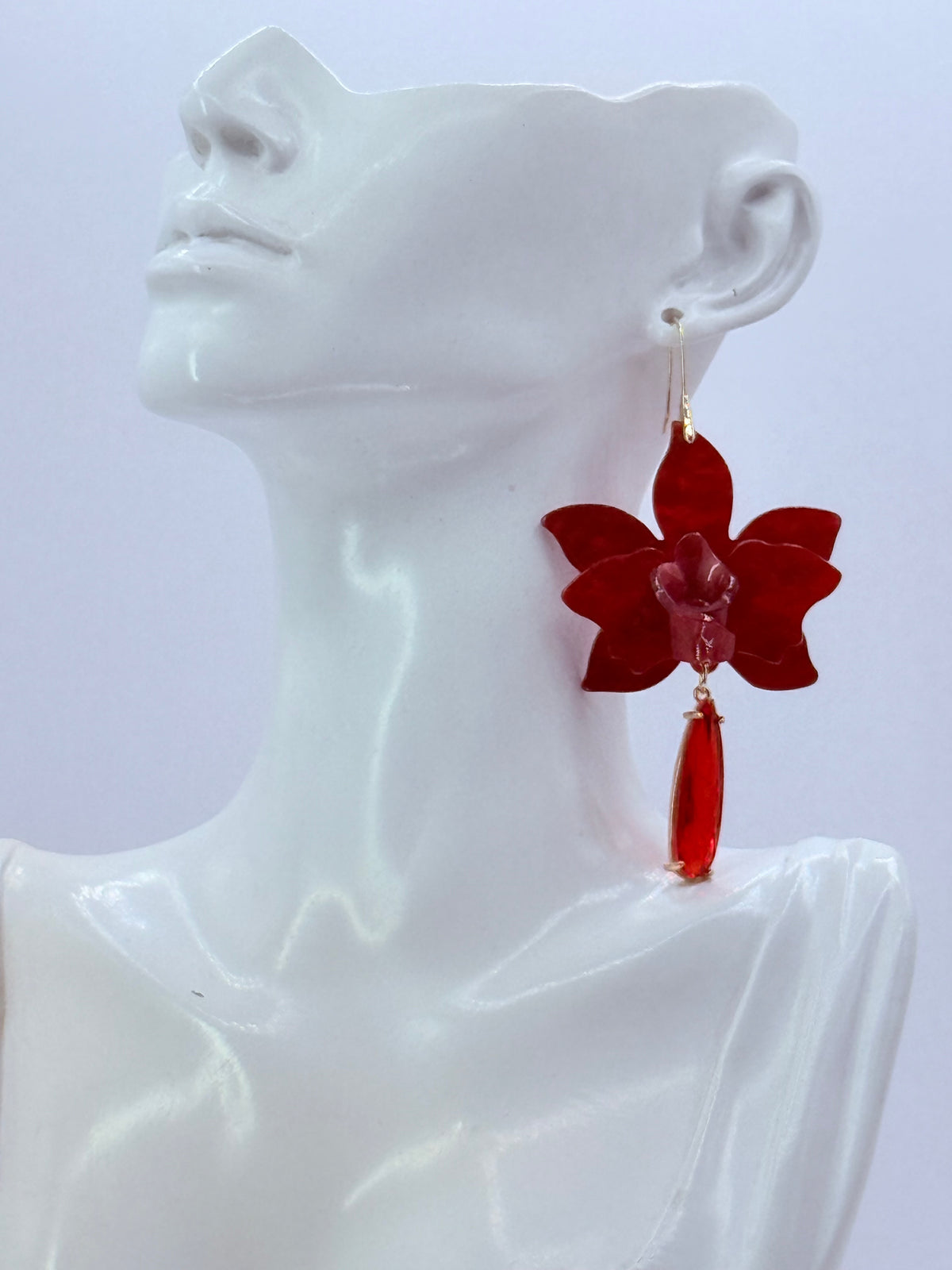 Aros flor de acrílico rojo con gota de cristal y baño de oro