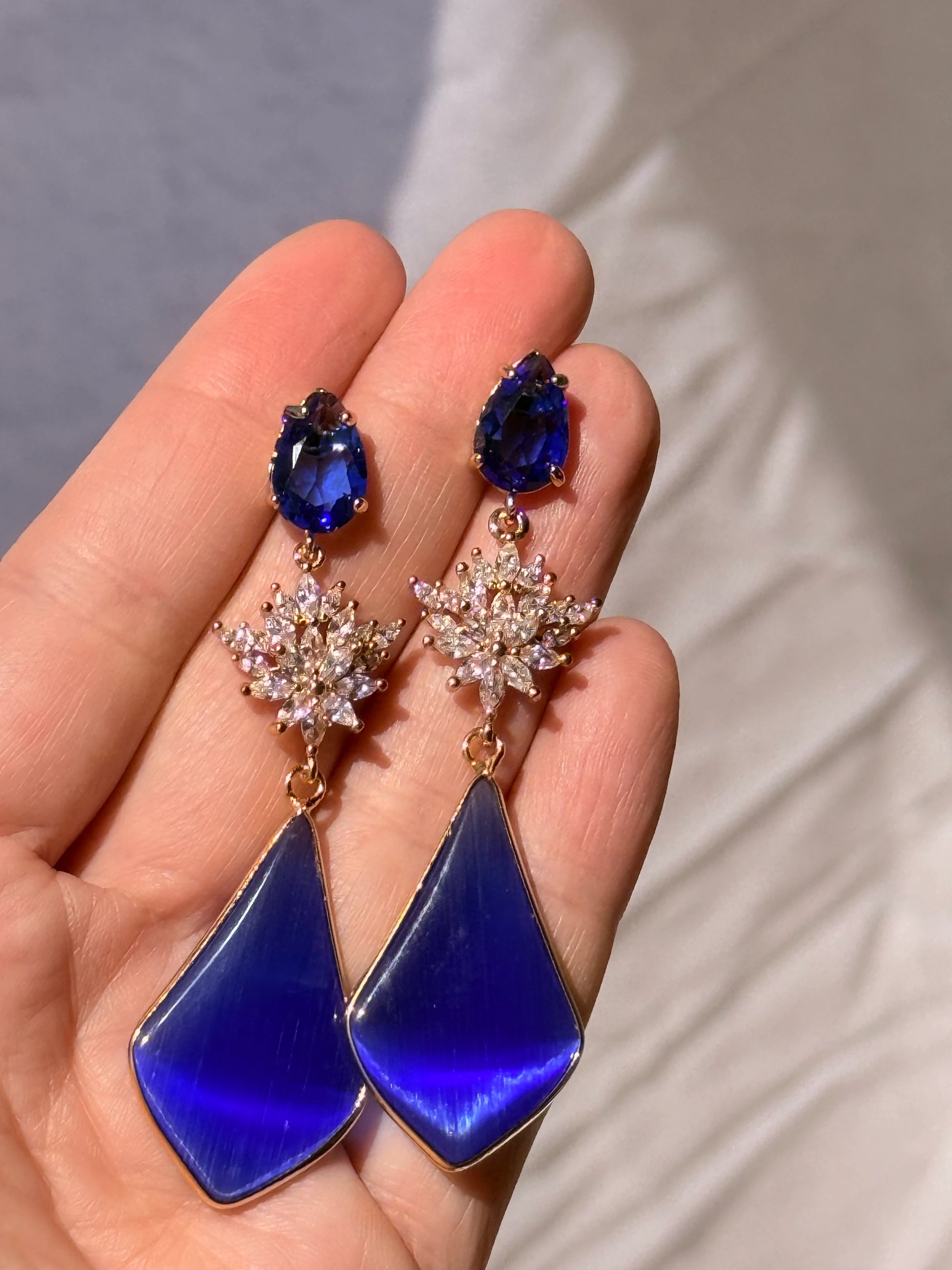 Aros de fiesta estrella de circones con piedra azul colgante bañados en oro